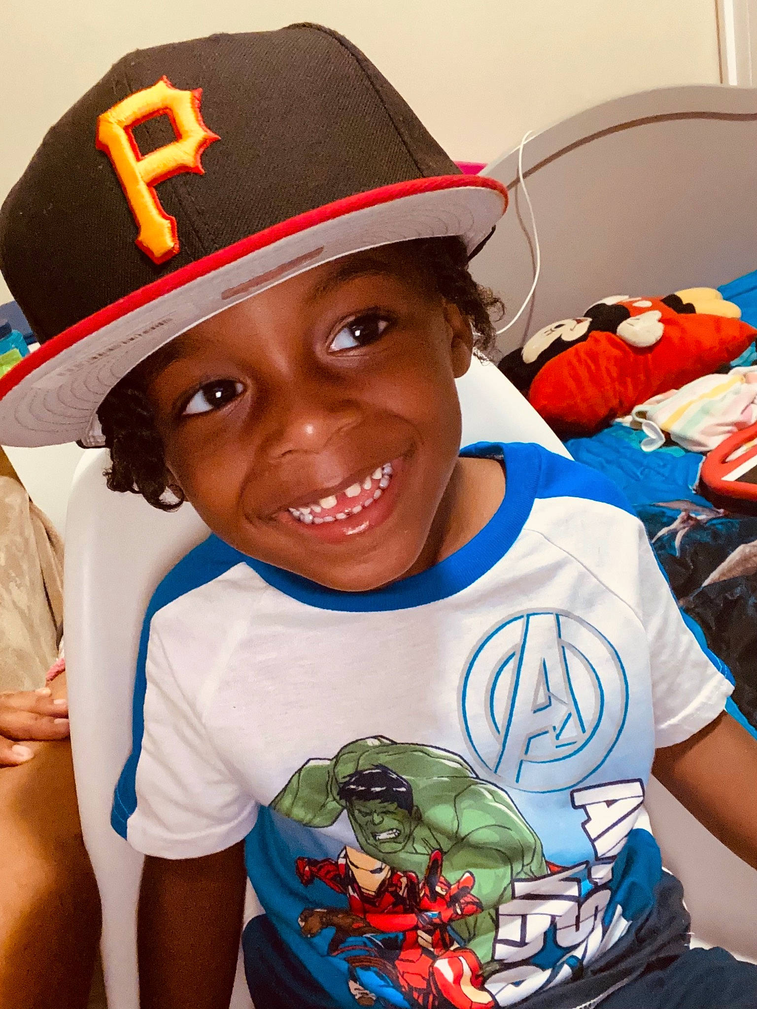 Kyng is registered to the contest to win money with this photo: cap, cool, eye, facial_expression, hairstyle, happy, hat, head, headwear, joy, lip, mammal, mouth, muscle, neck, organ, person, red, sleeve, smile