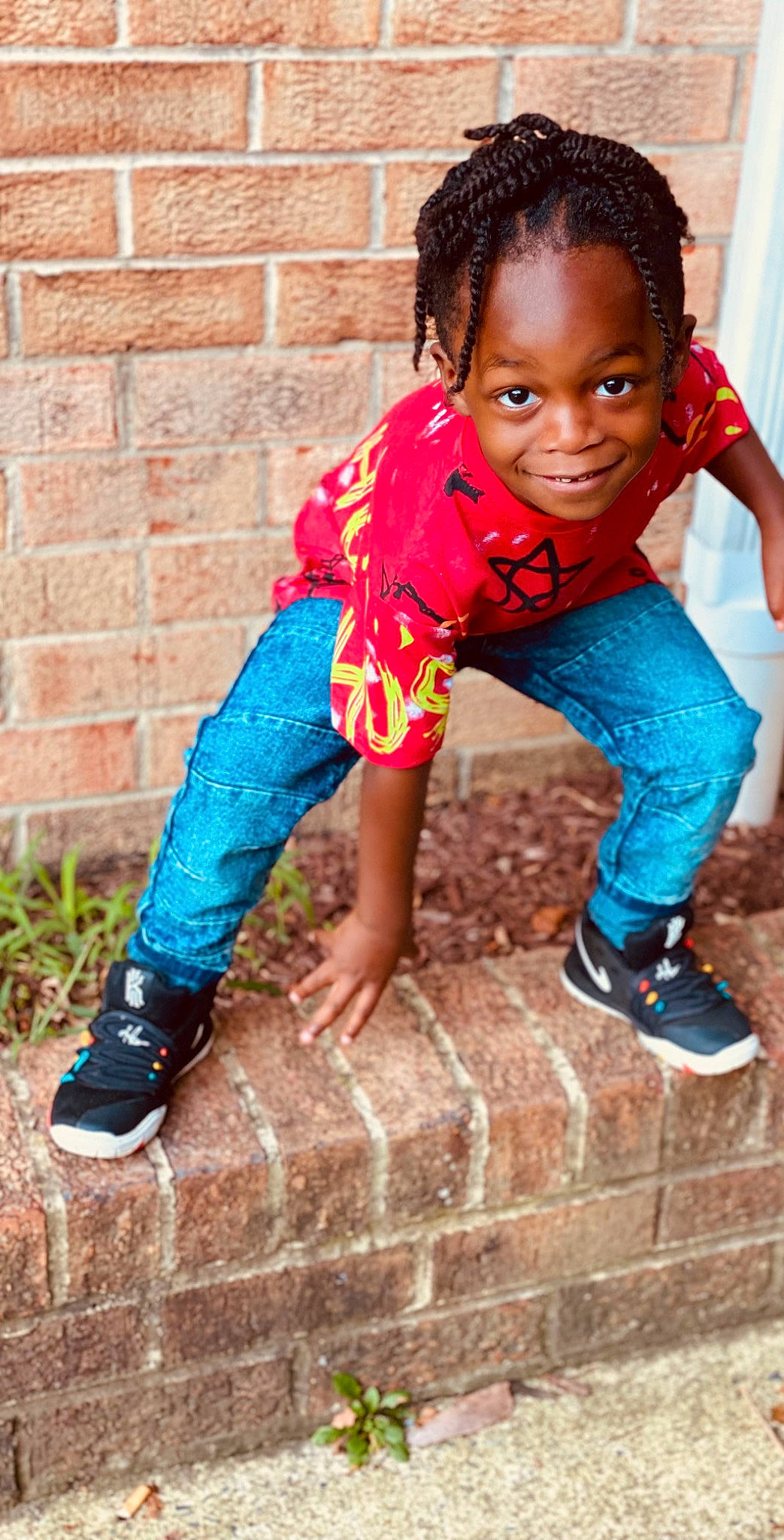 Kyng is registered to the contest to win money with this photo: brick, brickwork, cool, electric_blue, fun, green, happy, head, joy, leg, leisure, person, photograph, pink, skin, smile, sneakers, street_fashion, summer, t_shirt