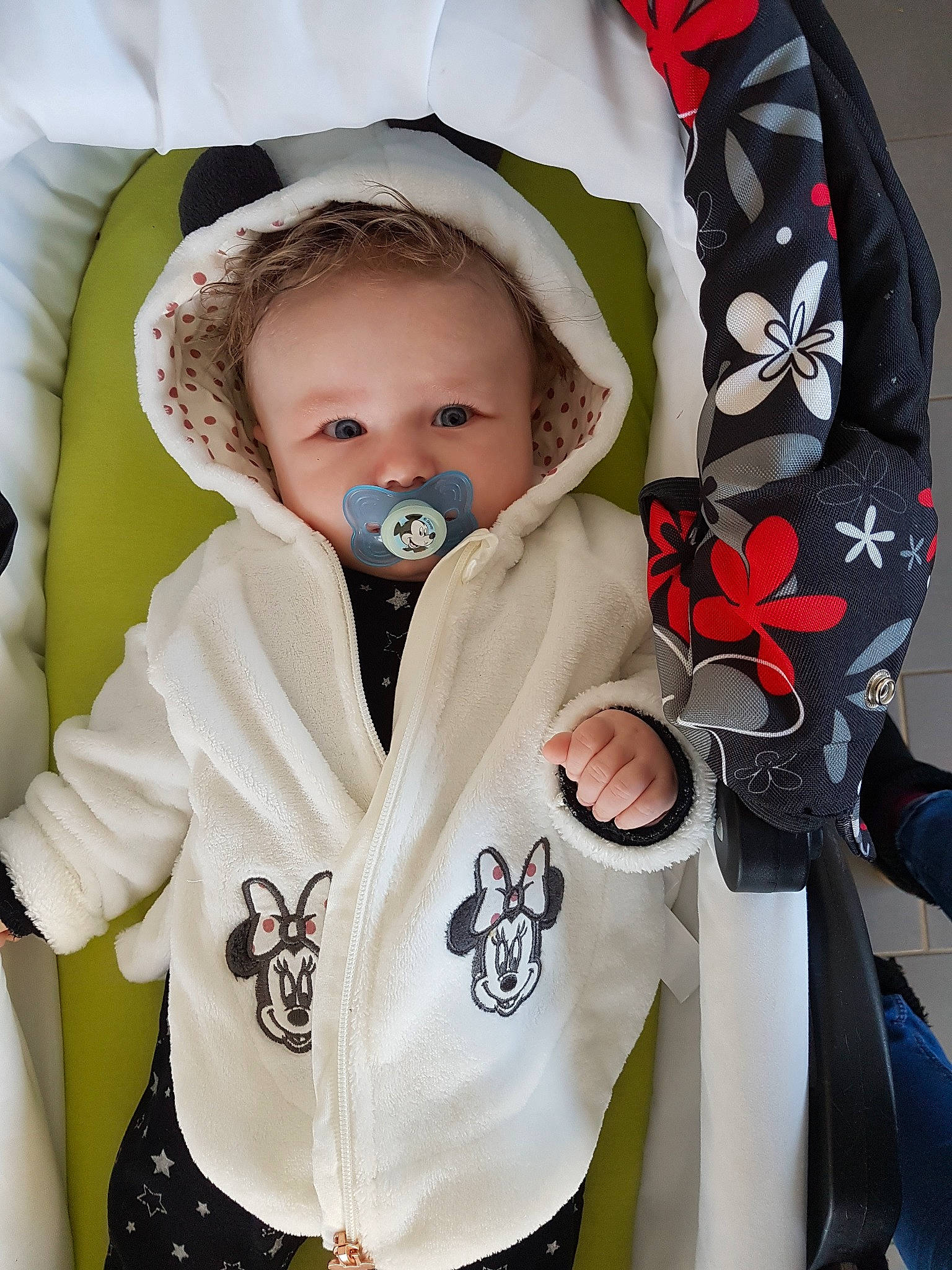 Rose a rejoint le concours — aidez-le/la à gagner de superbes lots ! baby, baby_carriage, baby_products, cheek, child, hoodie, outerwear, person, product, toddler