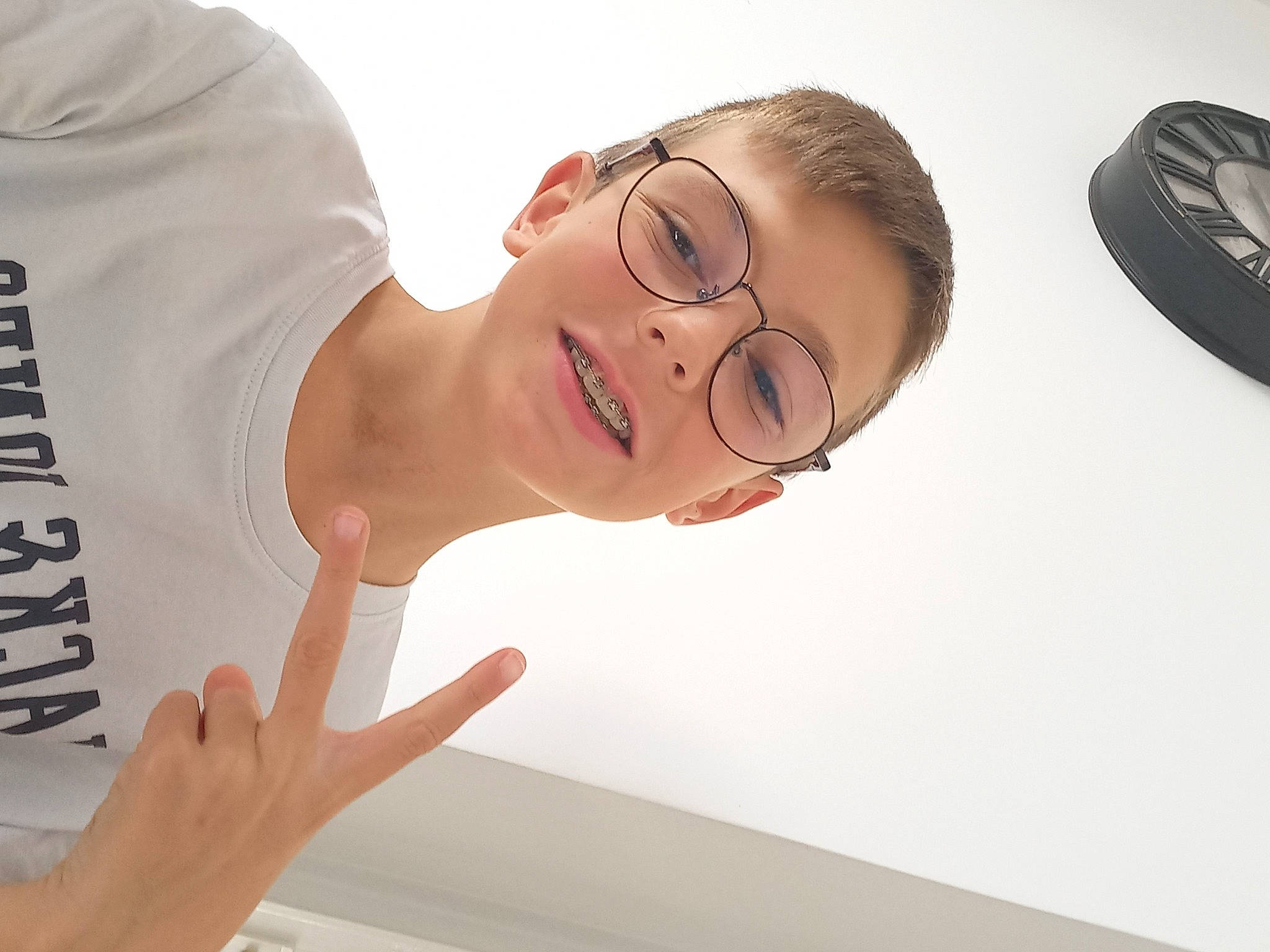 Sachatte participe au concours pour gagner de l'argent avec cette photo : elbow, eyewear, fashion_accessory, flash_photography, font, fun, gesture, glasses, happy, joy, nail, neck, person, personal_protective_equipment, portrait_photography, room, shoulder, sleeve, smile, thumb