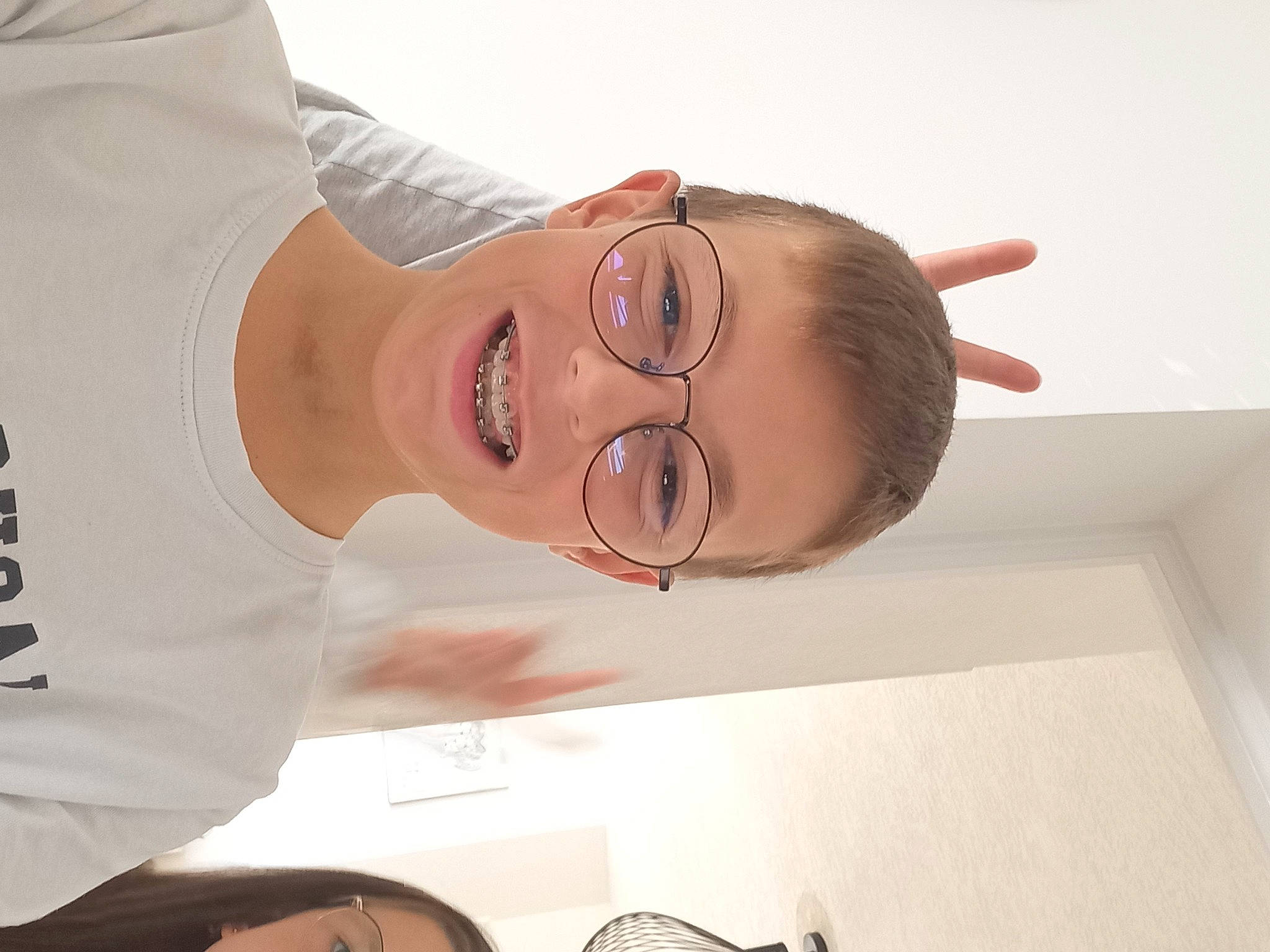 Sachatte participe au concours pour gagner de l'argent avec cette photo : arm, elbow, eye, eyebrow, eyelash, eyewear, face, forehead, gesture, glasses, happy, jaw, joy, lip, mouth, neck, nose, person, shoulder, sleeve