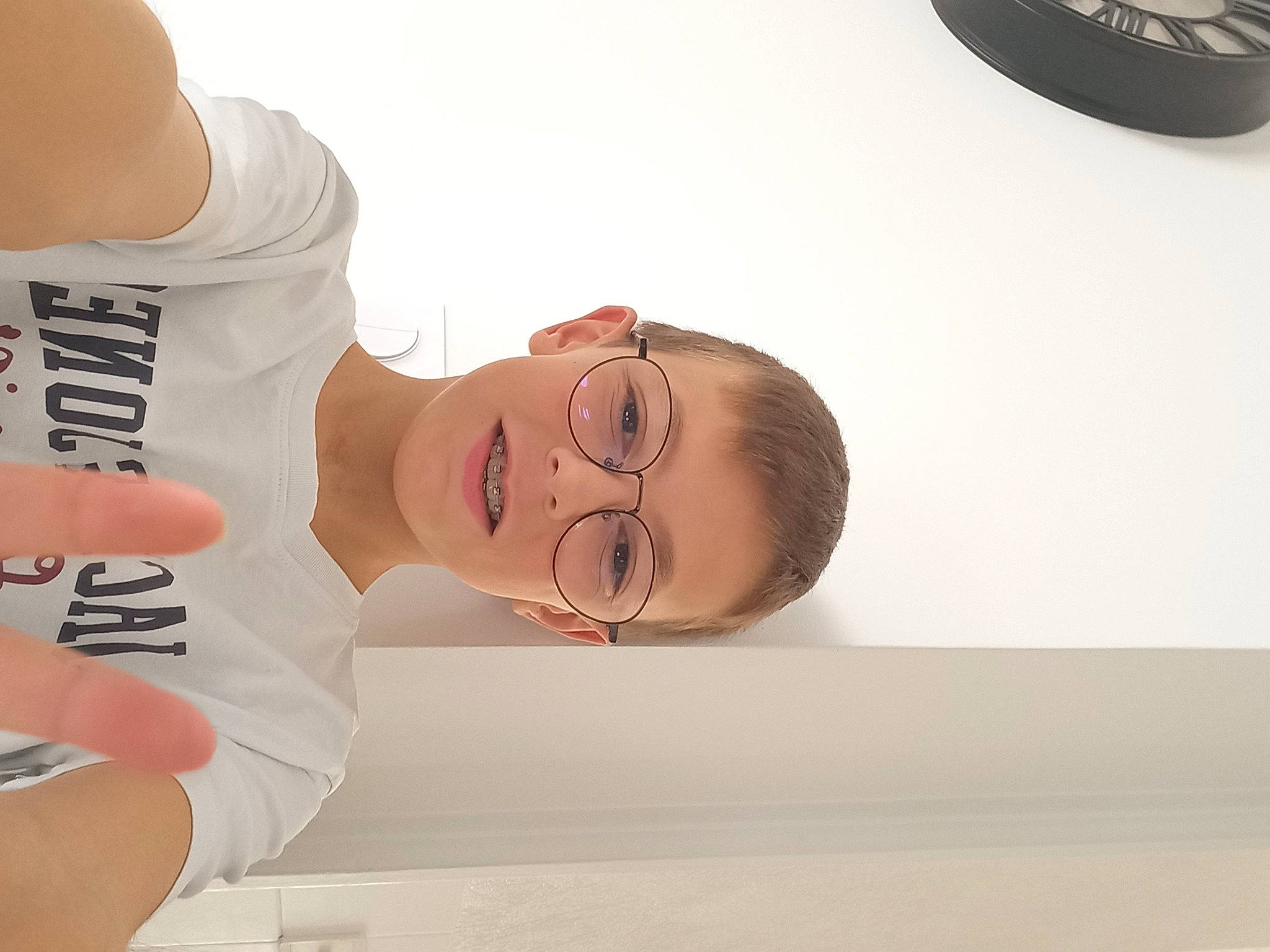 Sachatte a rejoint le concours — aidez-le/la à gagner de superbes lots ! abdomen, audio_equipment, chest, child, elbow, eyelash, eyewear, gesture, happy, hat, neck, pattern, peach, person, sleeve, sleeveless_shirt, smile, sportswear, t_shirt, thigh