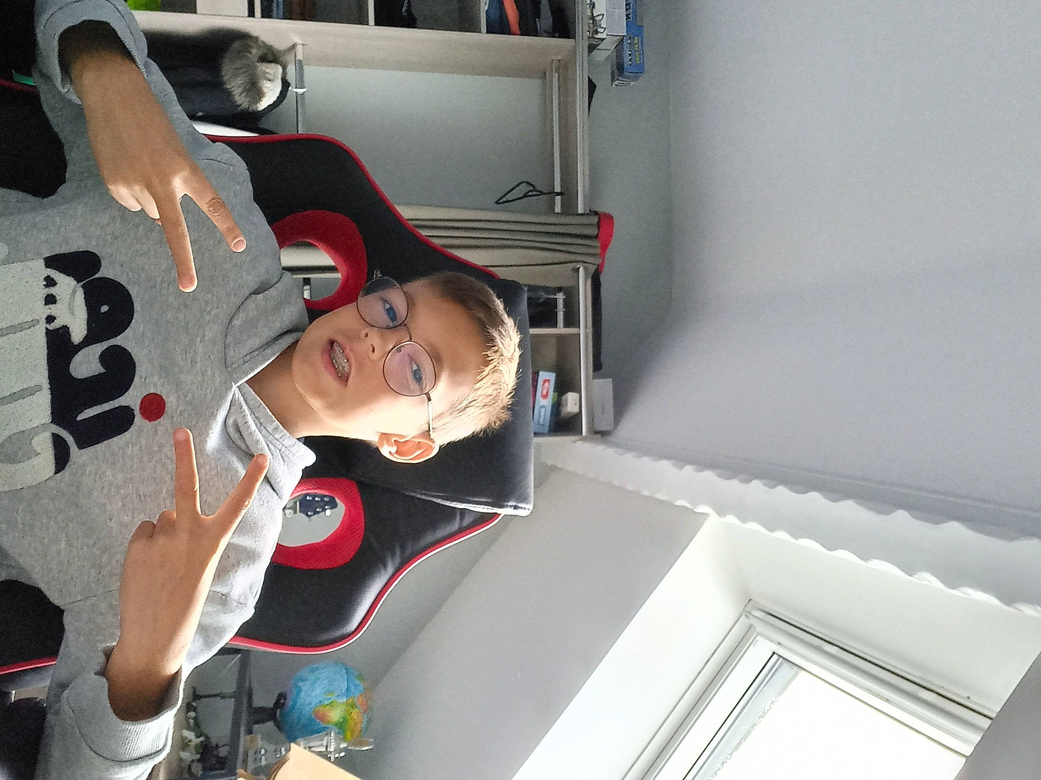 Sachatte participe au concours pour gagner de l'argent avec cette photo : audio_equipment, automotive_design, elbow, electrical_wiring, eyewear, fun, machine, person, room, shelf, t_shirt, vehicle_door, wrist