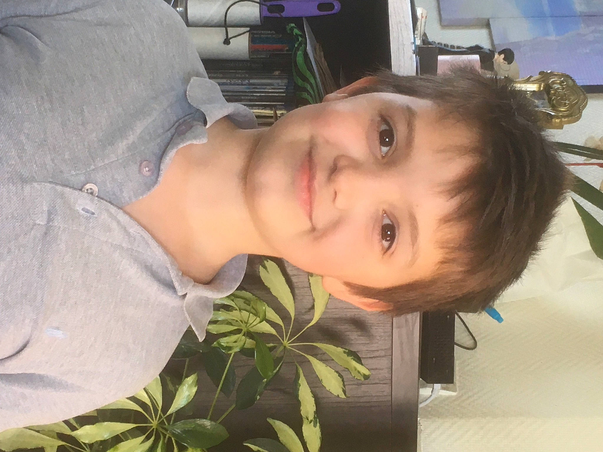 William participe au concours pour gagner de l'argent avec cette photo : black_hair, cheek, ear, eye, eyebrow, eyelash, forehead, fun, hairstyle, happy, iris, jaw, joy, lip, mouth, neck, nose, person, plant, shoulder