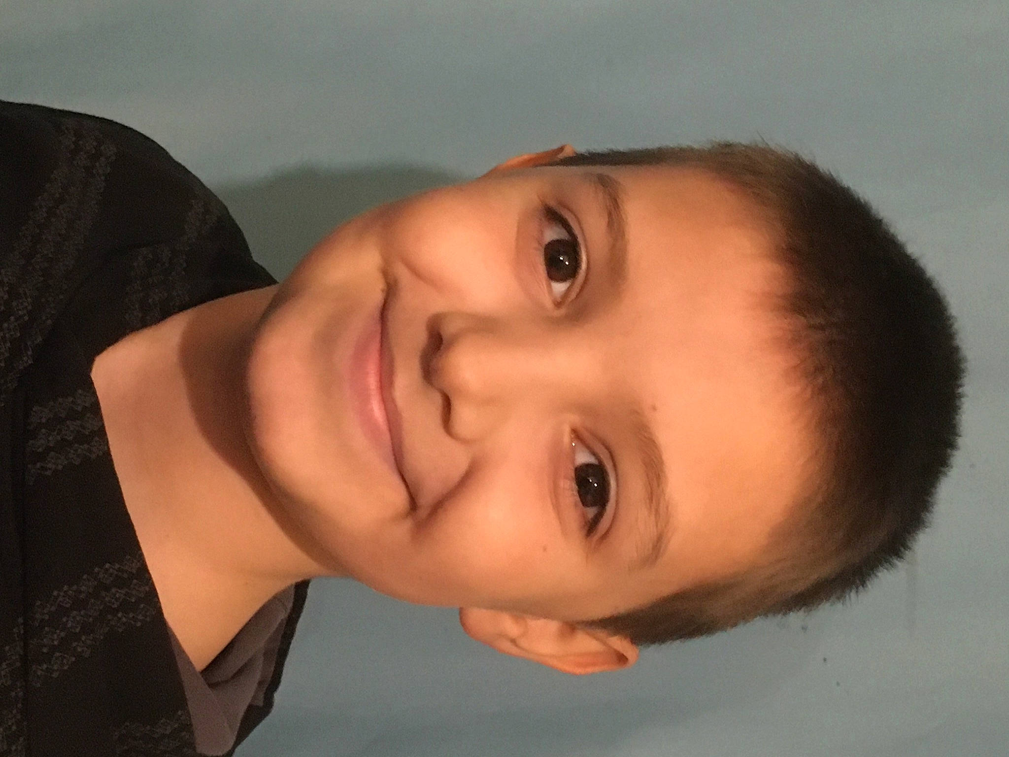 William participe au concours pour gagner de l'argent avec cette photo : black_hair, cheek, chin, ear, eyebrow, eyelash, facial_expression, flash_photography, forehead, gesture, happy, human_body, jaw, joy, lip, neck, nose, person, skin, smile