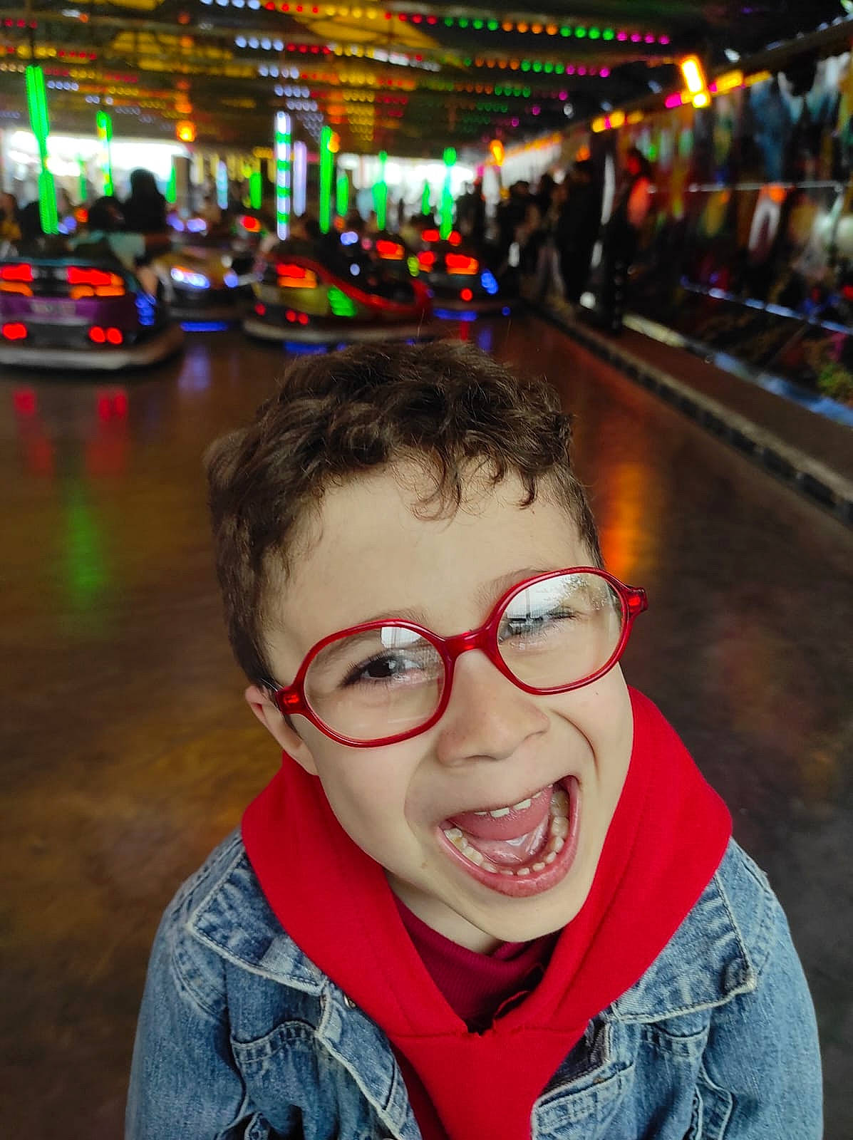 Aksel participe au concours pour gagner de l'argent avec cette photo : chin, cool, event, eyewear, flash_photography, fun, glasses, happy, leisure, light, lighting, lip, people, person, photograph, smile, snapshot, standing, travel, vision_care