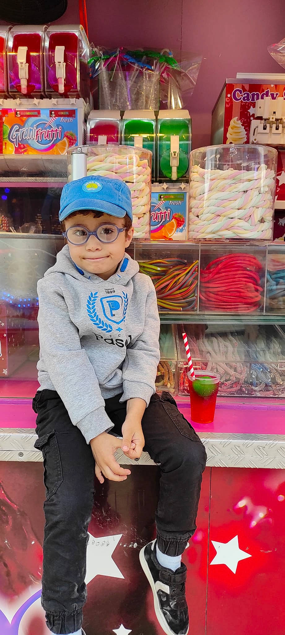 Aksel participe au concours pour gagner de l'argent avec cette photo : bag, baseball_cap, beauty, cap, city, electric_blue, eyewear, fashion, fashion_design, fun, happy, headwear, human, leisure, luggage_and_bags, person, retail, shopping, t_shirt, textile