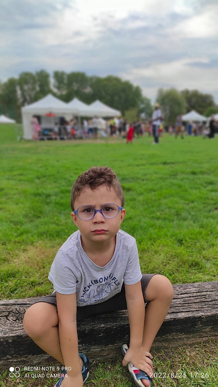 Aksel participe au concours pour gagner de l'argent avec cette photo : cloud, eyewear, glasses, grass, grass_family, grassland, happy, landscape, leisure, meadow, people, people_in_nature, person, plant, recreation, rural_area, sky, summer, sunglasses, toddler