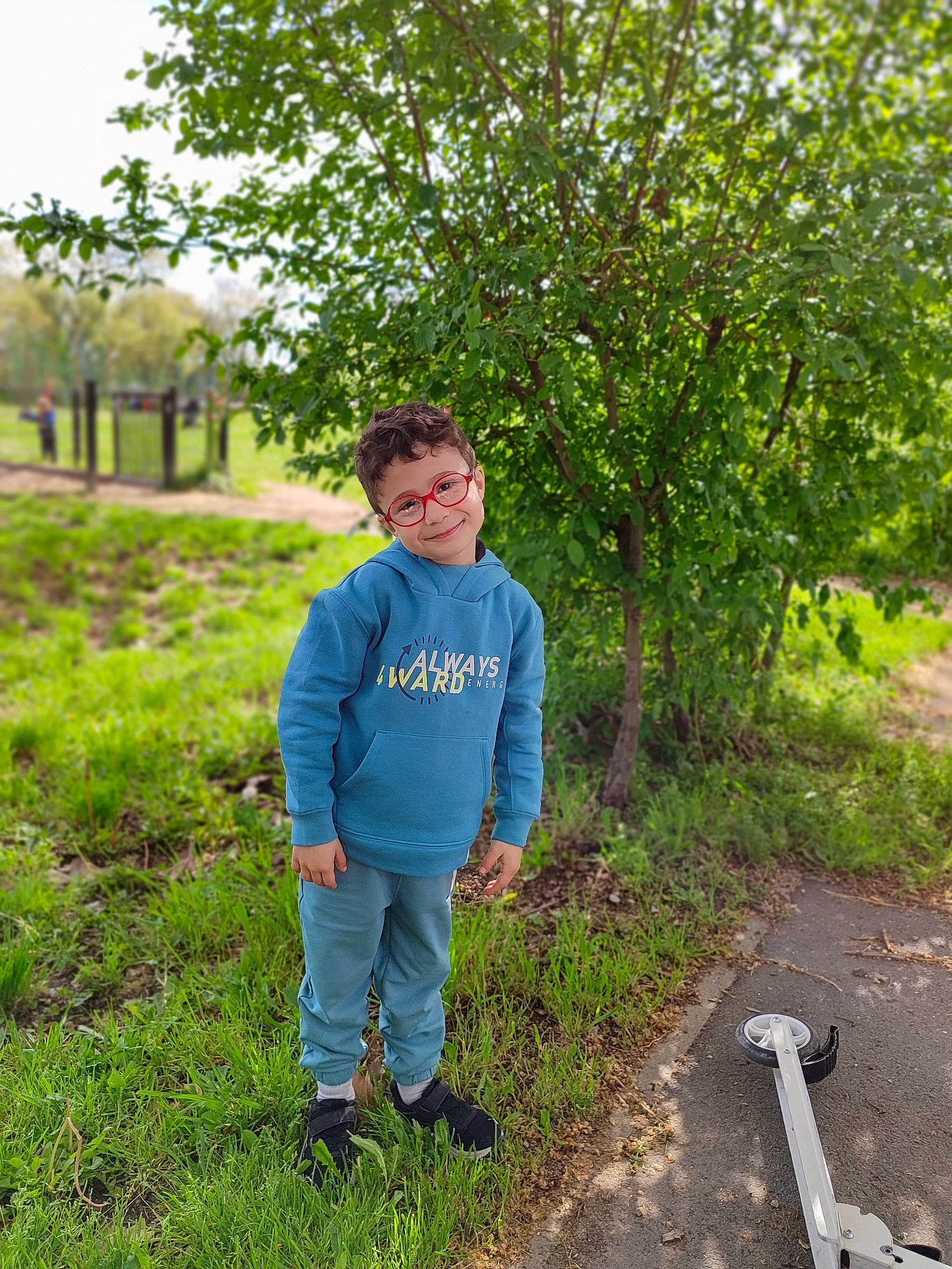 Aksel a rejoint le concours — aidez-le/la à gagner de superbes lots ! child, electric_blue, forest, garden, grass, grassland, happy, joy, landscape, leisure, people_in_nature, person, plant, plantation, prairie, recreation, shrub, soil, t_shirt, toddler