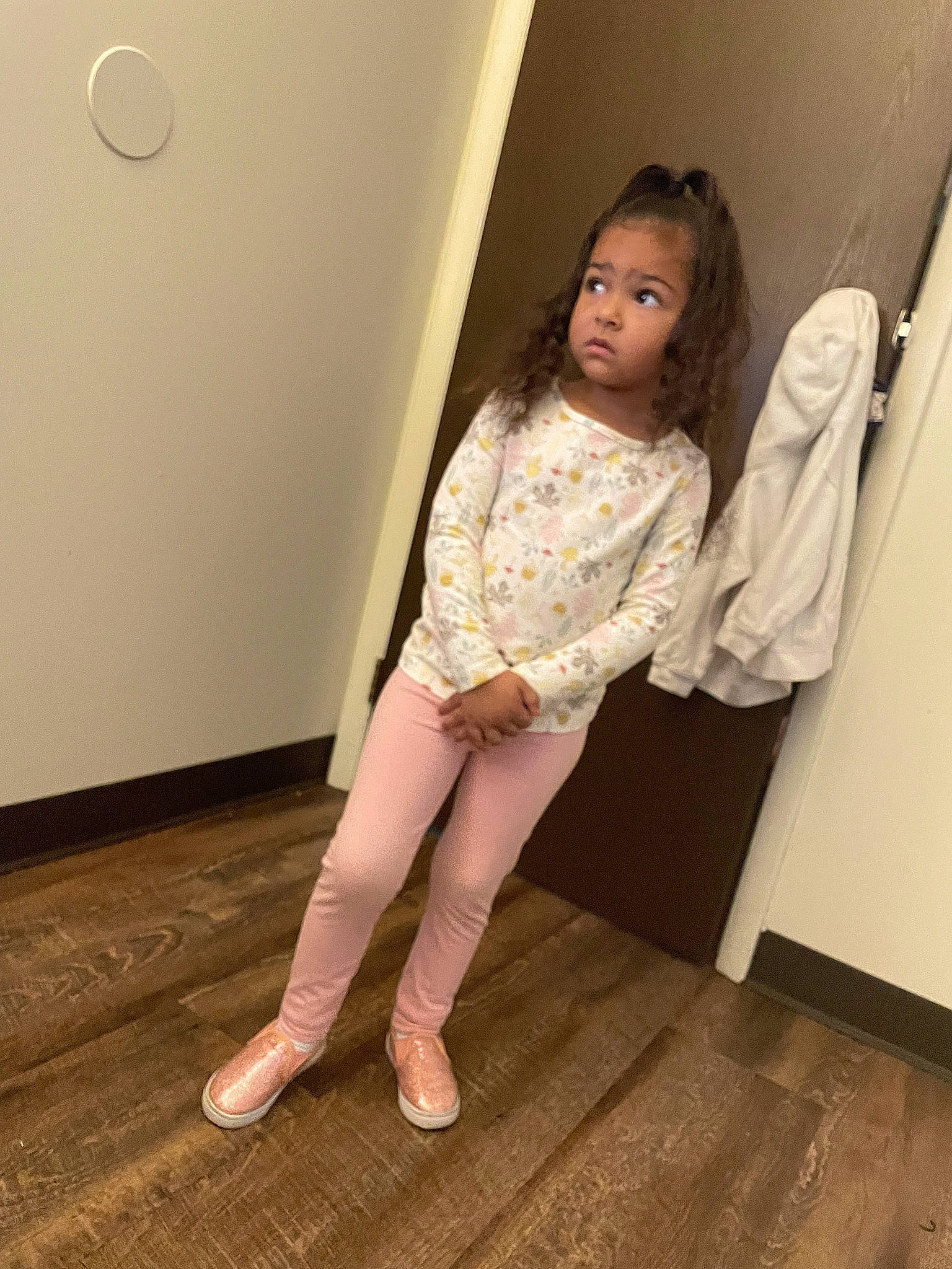 Imara is registered to the contest to win money with this photo: barefoot, blond, fashion_design, flash_photography, floor, flooring, foot, hardwood, human_leg, knee, laminate_flooring, long_hair, person, shoulder, sleeve, stairs, surprise, thigh, trunk, waist