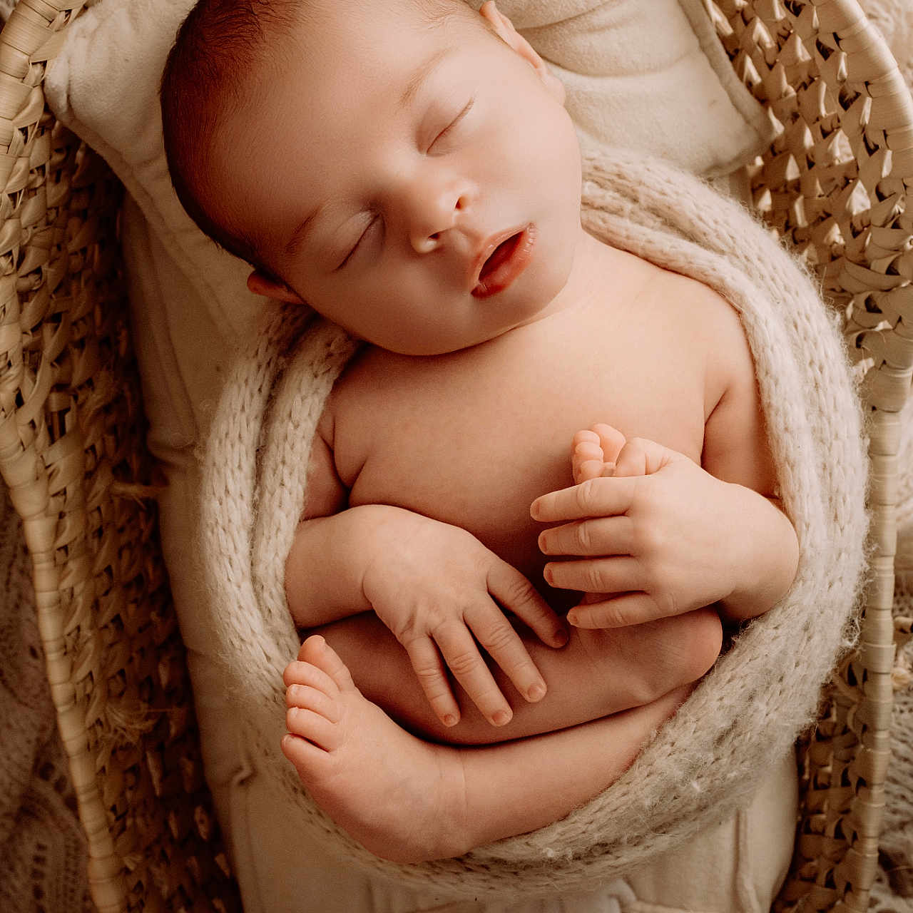 Oscar is registered to the contest to win money with this photo: baby, basket, blanket, cozy, cute, foot, hand, indoors, infant, knitwear, newborn, peaceful, pillow, portrait, relaxation, skin, sleeping, soft, warm_lighting, wrapped
