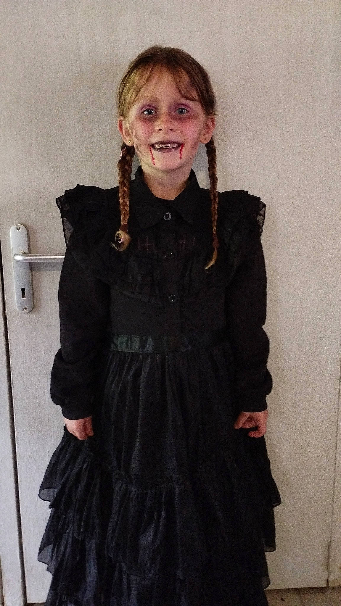 Elya a rejoint le concours — aidez-le/la à gagner de superbes lots ! blond, day_dress, dress, embellishment, face, fashion_accessory, fashion_design, formal_wear, hair, jewellery, joint, joy, neck, one_piece_garment, pattern, person, shoulder, sleeve, smile, toddler