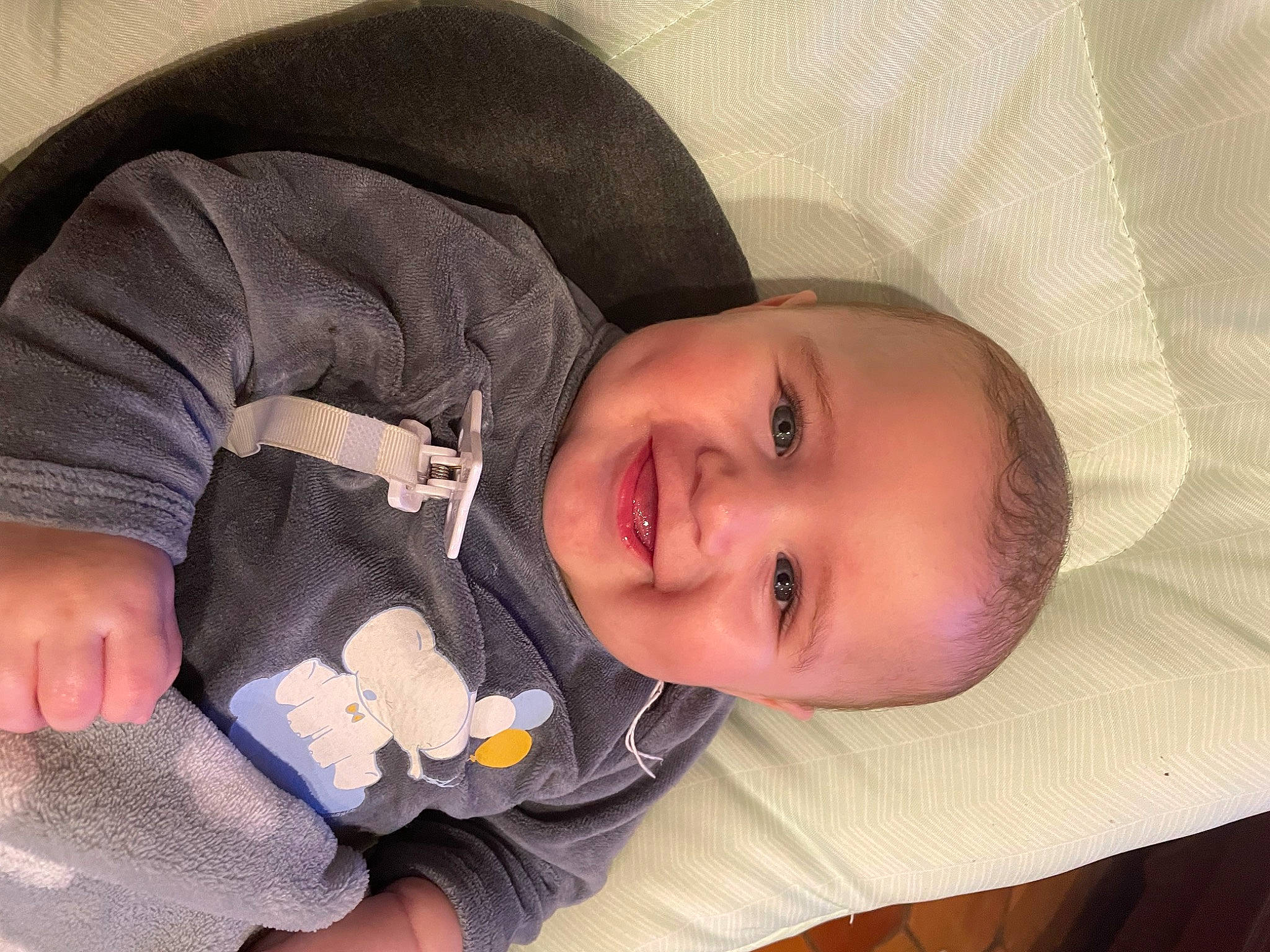 Stanislas participe au concours pour gagner de l'argent avec cette photo : arm, baby, baby_sleeping, baby_toddler_clothing, cheek, comfort, eye, finger, hand, happy, head, human_body, iris, joy, lip, mouth, nose, person, skin, sleeve