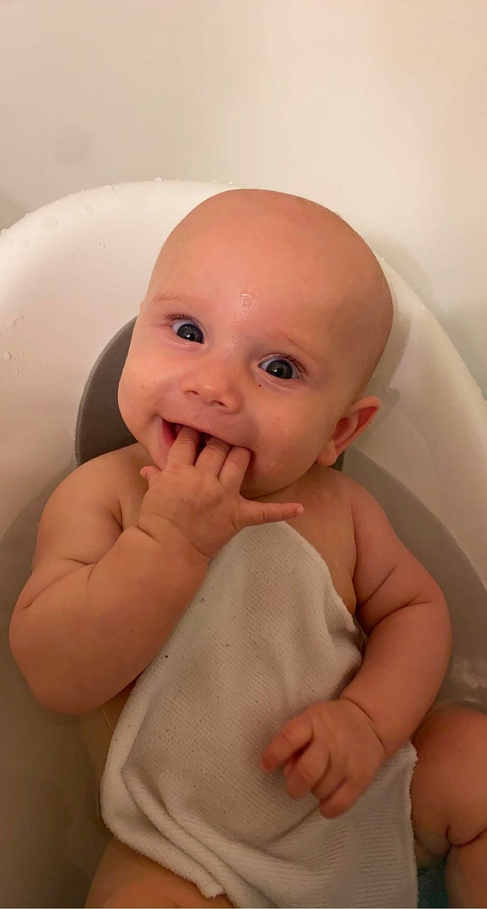 Koah is registered to the contest to win money with this photo: baby, cheek, chin, eye, eyebrow, eyelash, face, facial_expression, gesture, head, human_body, iris, joy, lip, mouth, neck, nose, person, skin, sleeve