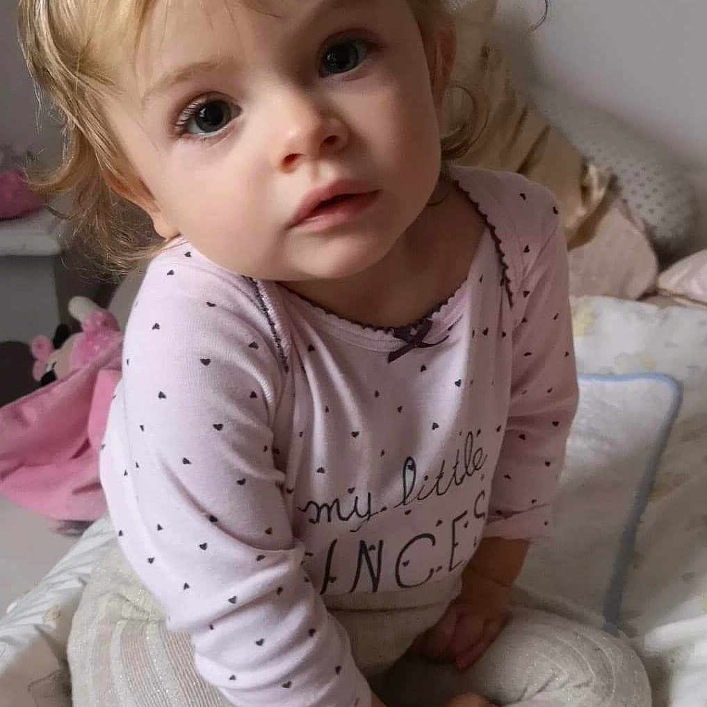 Inaïs participe au concours pour gagner de l'argent avec cette photo : cheek, child, child_model, eye, girl, hair, human_hair_color, infant, iris, nose, person, product, sitting, skin, smile, textile, toddler