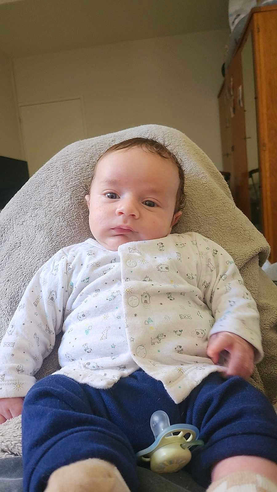 Kenzyo a rejoint le concours — aidez-le/la à gagner de superbes lots ! baby, infant, pacifier, blanket, clothing, indoor, furniture, face, person, cute, calm, patterned_clothing, sitting, child, young, soft, relaxed, home, blue_pants, white_top