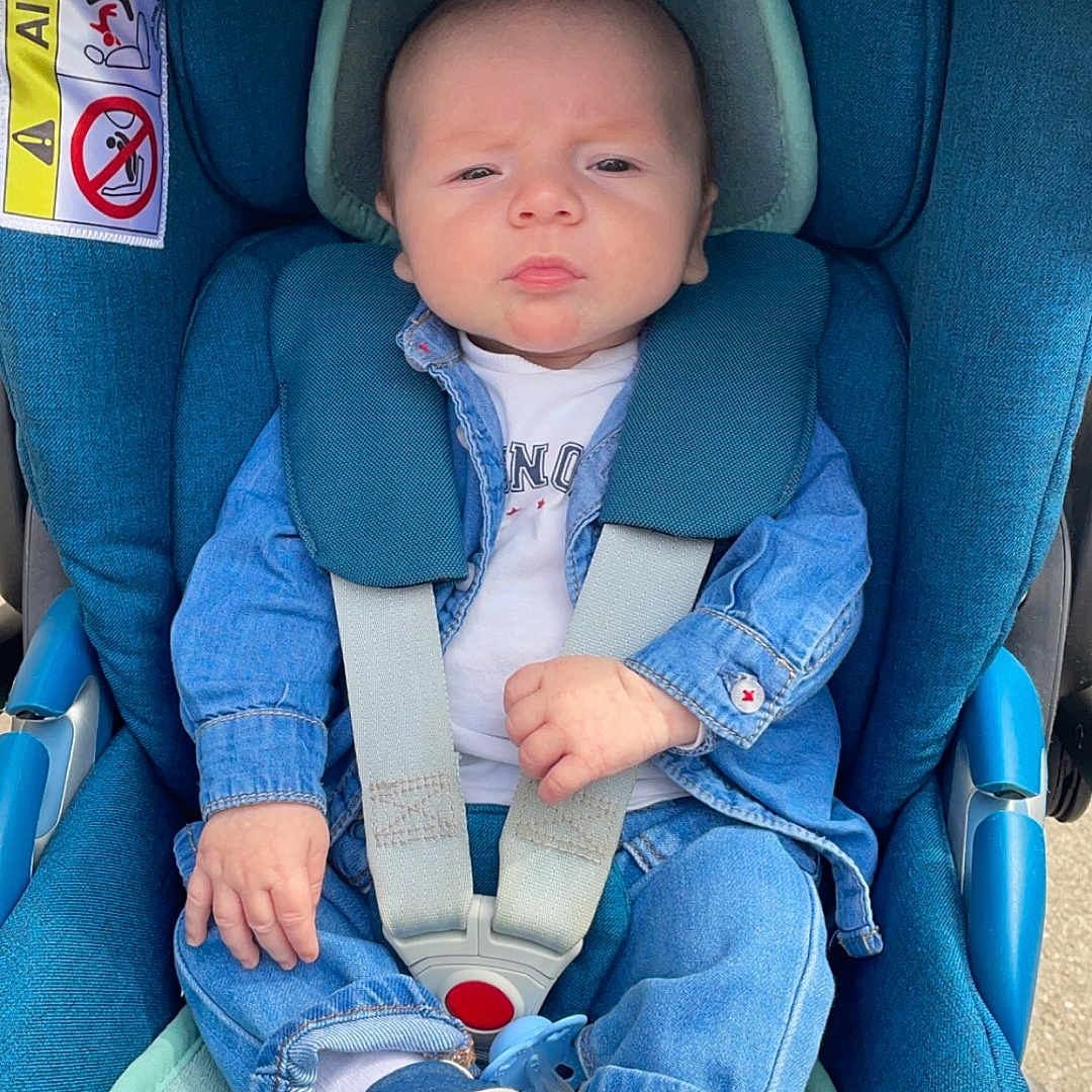 Giulian a rejoint le concours — aidez-le/la à gagner de superbes lots ! baby, clothing, coat, cushion, face, footwear, hat, head, homedecor, jacket, jeans, pants, person, photography, portrait, shoe, sleeping, sneaker, transportation, vehicle