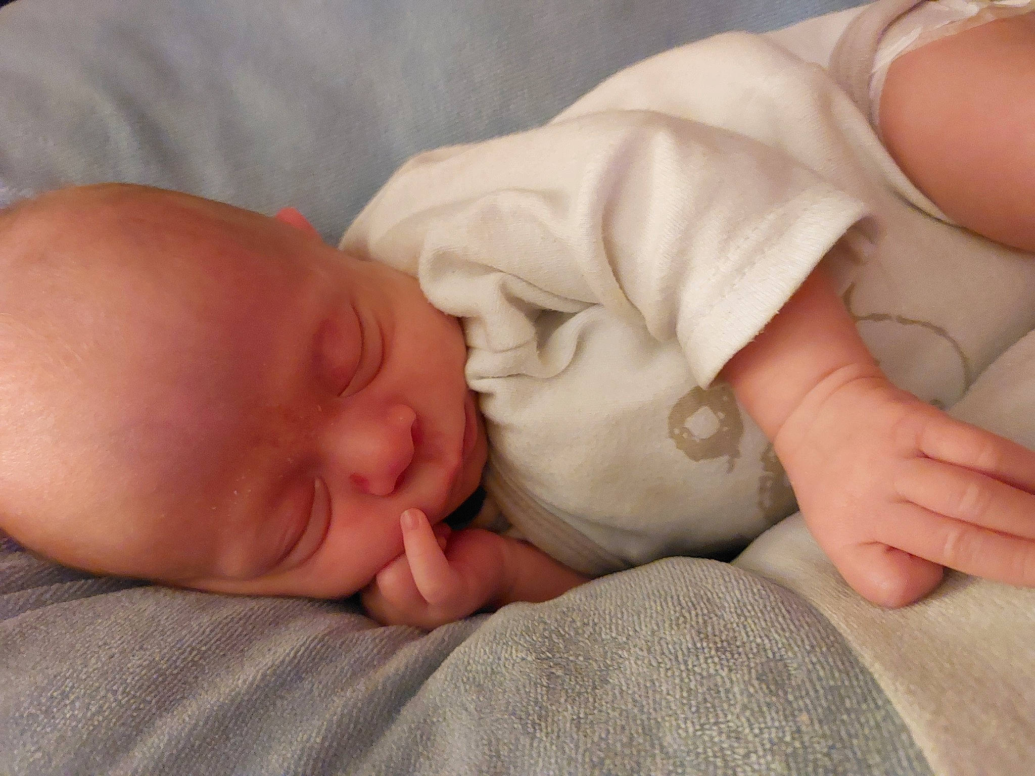 Timaé participe au concours pour gagner de l'argent avec cette photo : baby, baby_sleeping, baby_toddler_clothing, cheek, child, comfort, ear, event, eyelash, finger, flesh, gesture, mouth, nail, pattern, person, product, skin, thumb, toddler