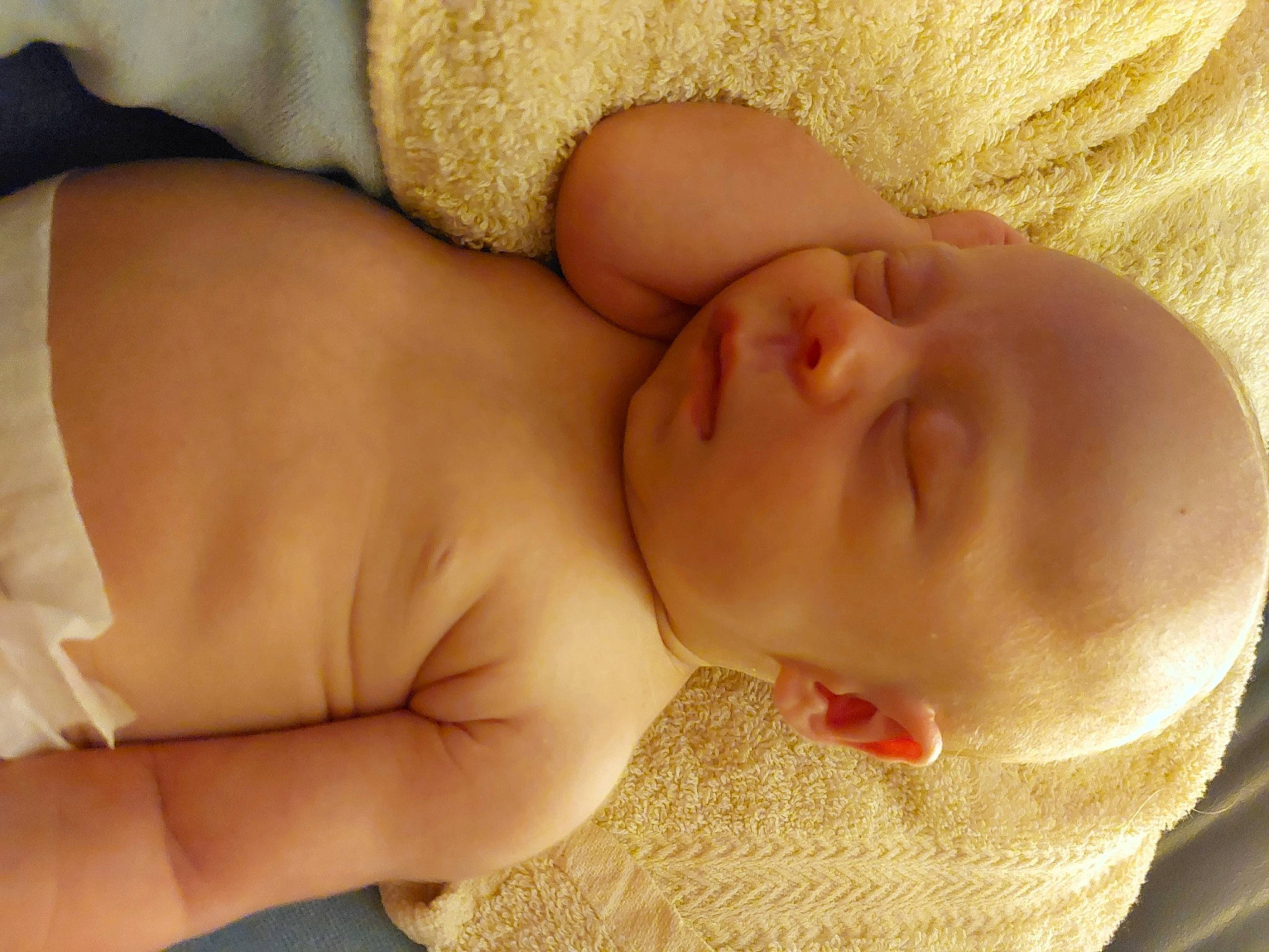 Timaé participe au concours pour gagner de l'argent avec cette photo : abdomen, baby, baby_sleeping, baby_toddler_clothing, bedtime, cheek, chest, child, comfort, eyelash, head, human_body, linens, mouth, nap, pattern, person, skin, sleep, toddler