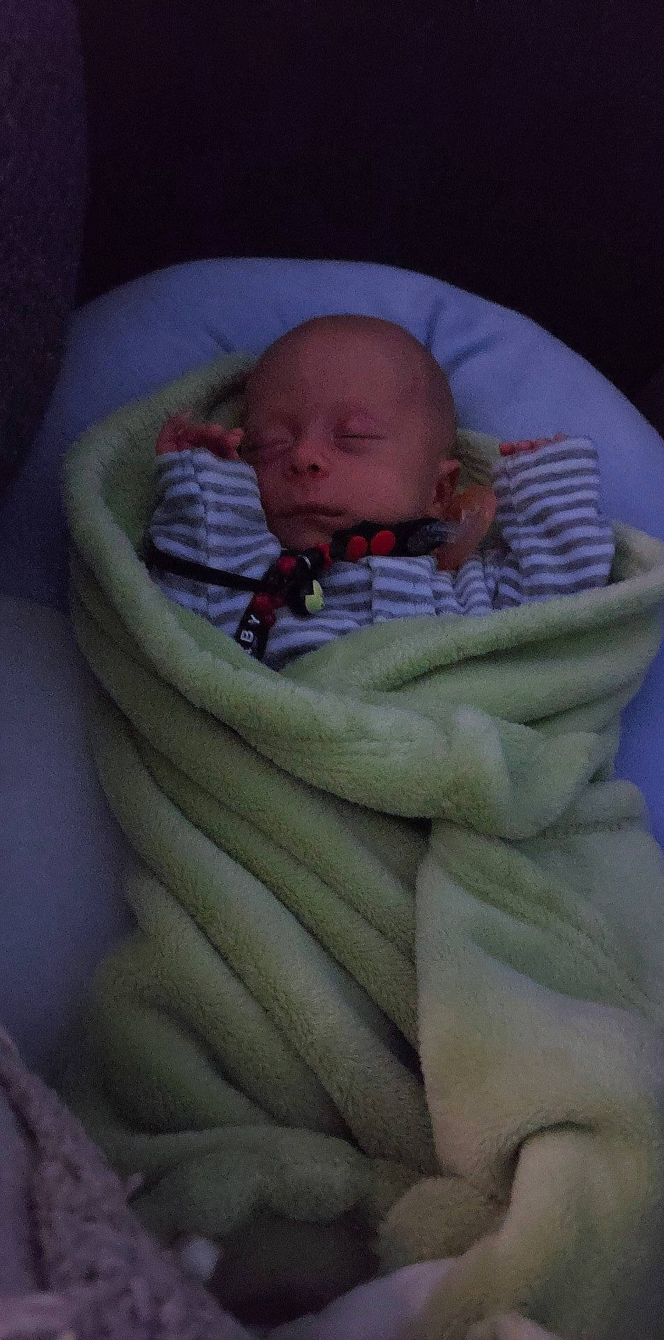 Timaé participe au concours pour gagner de l'argent avec cette photo : baby, baby_products, baby_safety, baby_toddler_clothing, bedding, bedtime, blanket, cheek, child, comfort, face, infant_bed, linens, person, product, room, skin, toddler