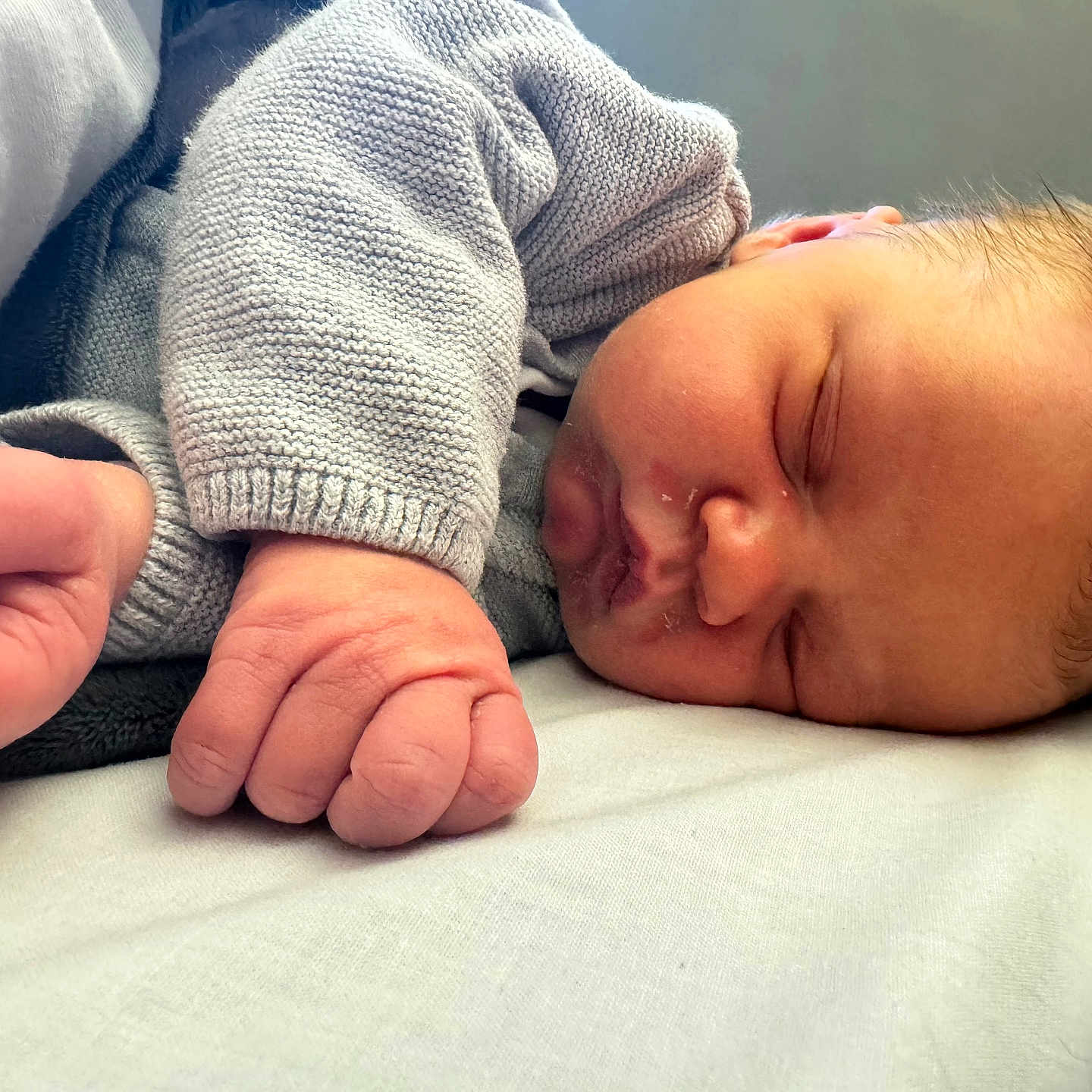 Lennon a rejoint le concours — aidez-le/la à gagner de superbes lots ! architecture, baby, blanket, bodypart, building, clothing, face, finger, glove, hand, head, hospital, knitwear, newborn, person, photography, portrait, quilt, sleeping, sweater