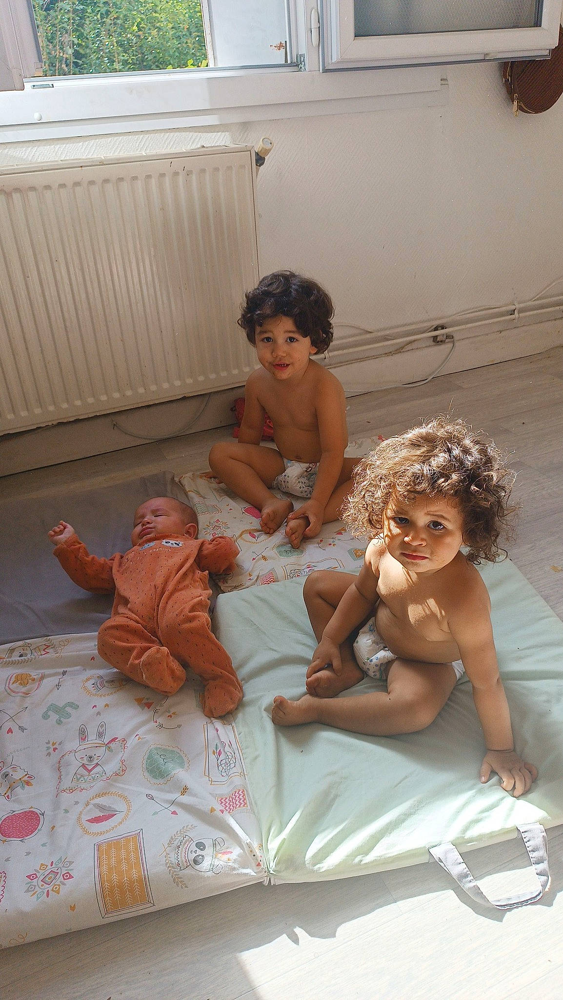 Asma a rejoint le concours — aidez-le/la à gagner de superbes lots ! baby, barefoot, bathing, bridal_accessory, bridal_clothing, child, comfort, event, flooring, formal_wear, fun, gown, happy, headpiece, leisure, person, room, sitting, smile, toddler