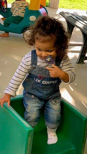 Asma participe au concours pour gagner de l'argent avec cette photo : baby, baby_toddler_clothing, blue, child, denim, electric_blue, fun, green, happy, jeans, leisure, organ, person, photograph, product, sitting, skin, snapshot, standing, t_shirt