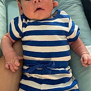 Liam a rejoint le concours — aidez-le/la à gagner de superbes lots ! baby, infant, striped_clothing, blue_and_white, hand, face, person, portrait, bed, bedding, soft, newborn, cute, skin, child, lying_down, comfort, casual, indoor, closeup