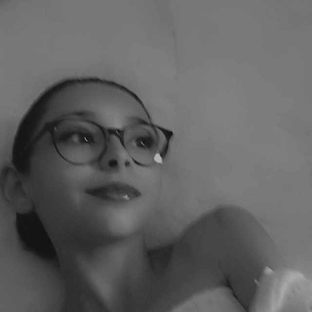 Ambre a rejoint le concours — aidez-le/la à gagner de superbes lots ! barechested, black_and_white, chest, eyelash, eyewear, flash_photography, fun, gesture, glasses, happy, jaw, lip, monochrome, monochrome_photography, room, selfie, smile, trunk, vintage_clothing, vision_care