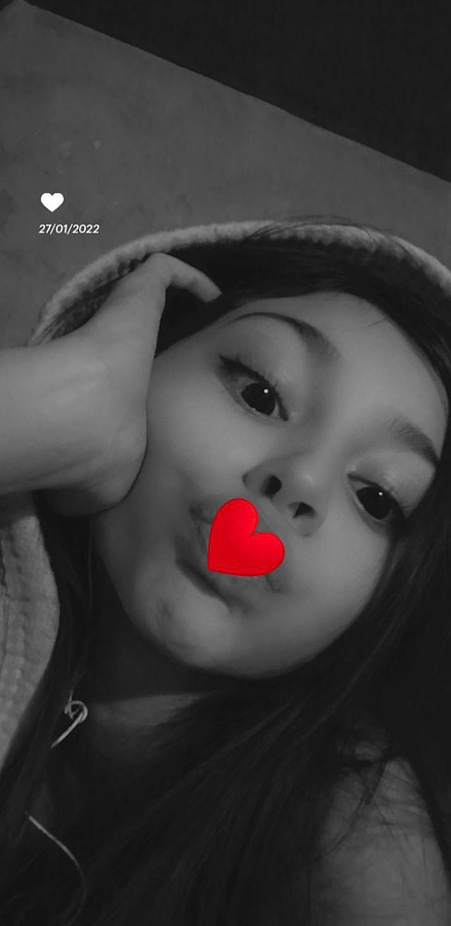 Ambre a rejoint le concours — aidez-le/la à gagner de superbes lots ! black_and_white, black_hair, cap, cheek, chin, darkness, eyebrow, eyelash, fashion_accessory, fedora, flash_photography, gesture, happy, headgear, lip, monochrome, monochrome_photography, mouth, nose, person