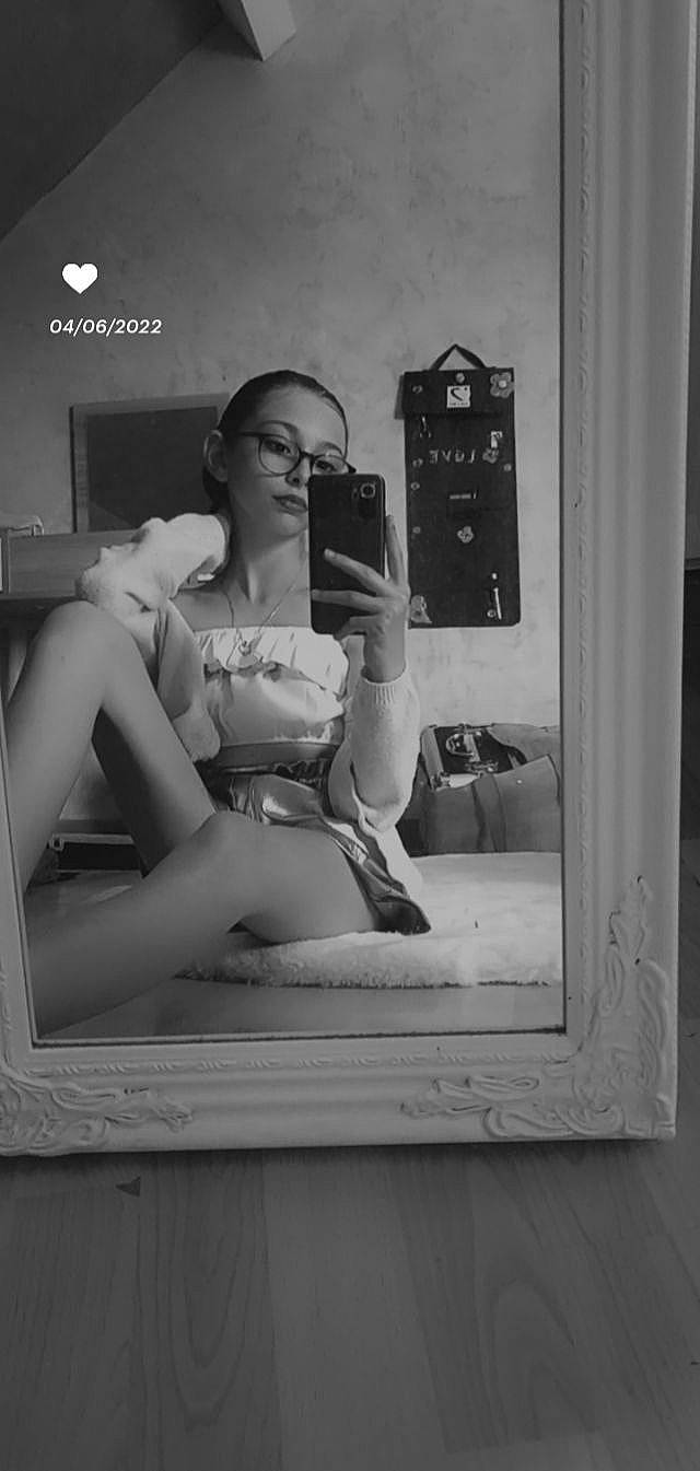 Ambre participe au concours pour gagner de l'argent avec cette photo : abdomen, arm, art_model, brassiere, chest, elbow, eyewear, flash_photography, hand, human_leg, knee, monochrome, monochrome_photography, person, room, selfie, sitting, style, thigh, vintage_clothing