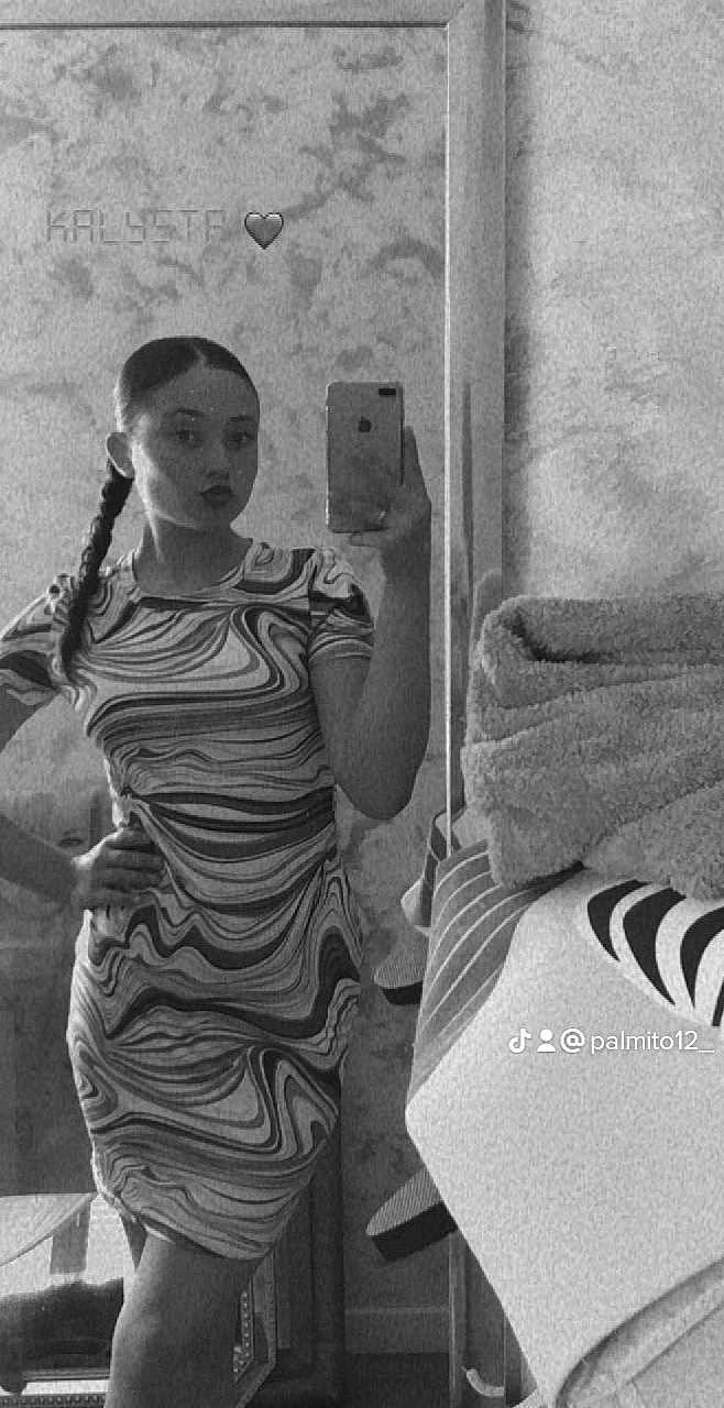 Kalysta a rejoint le concours — aidez-le/la à gagner de superbes lots ! black_and_white, dress, elbow, fashion_design, flash_photography, gesture, grey, hairstyle, hand, human_leg, monochrome, monochrome_photography, person, room, sitting, standing, stock_photography, style, thigh, vintage_clothing