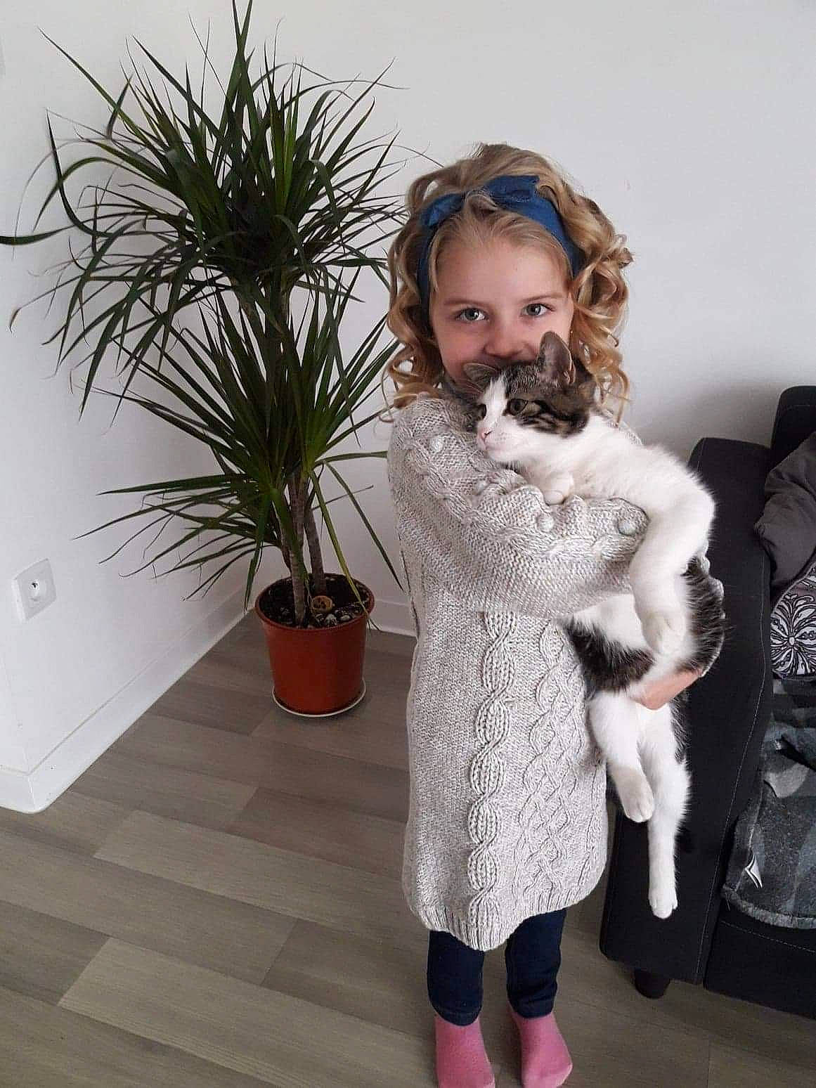 Manelle participe au concours pour gagner de l'argent avec cette photo : child, clothing, coat, fur, fur_clothing, leg, natural_material, outerwear, person, textile, toddler