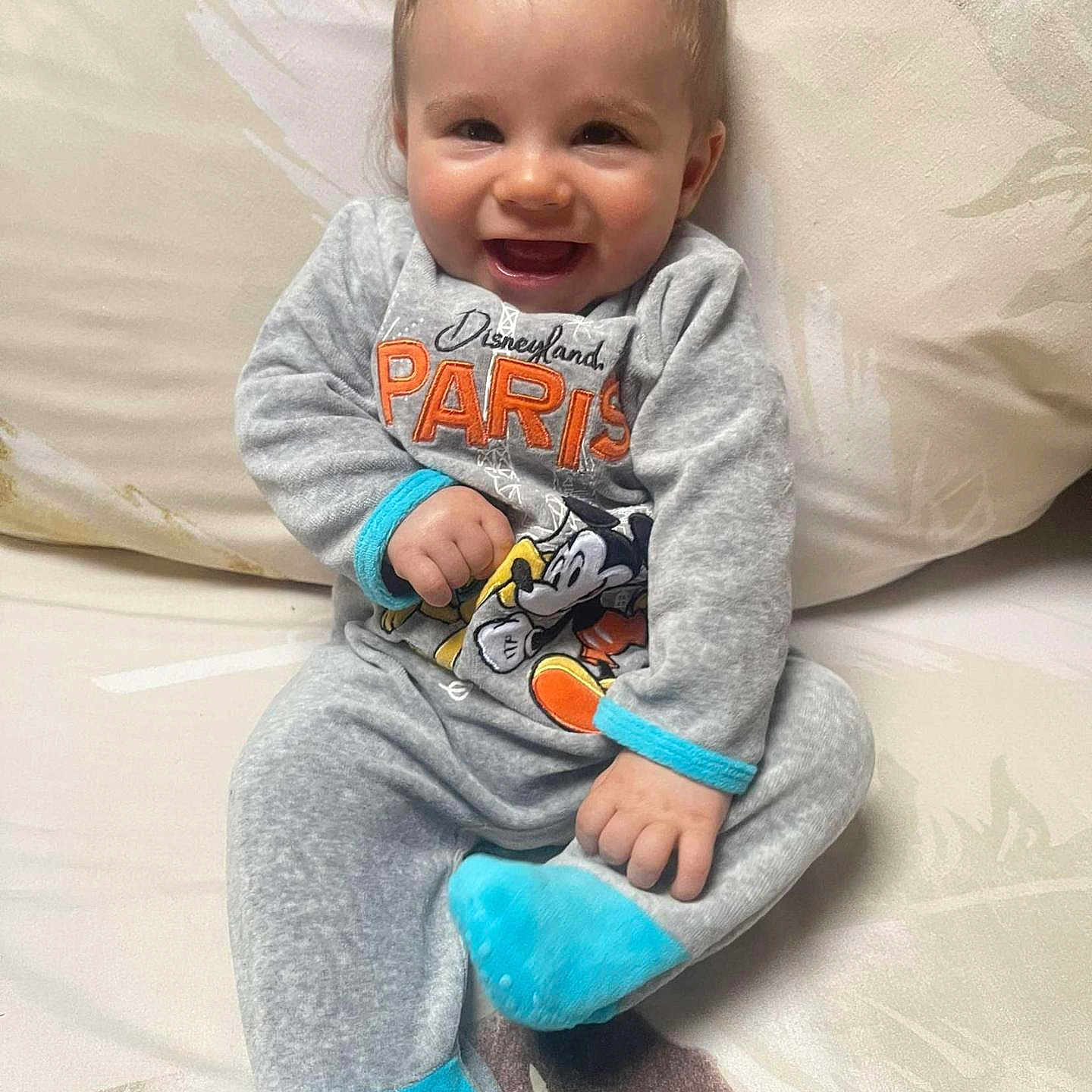 David participe au concours pour gagner de l'argent avec cette photo : baby, babylaughing, clothing, face, happy, head, pajamas, pants, person, photography, portrait, sitting, sleeve, smile