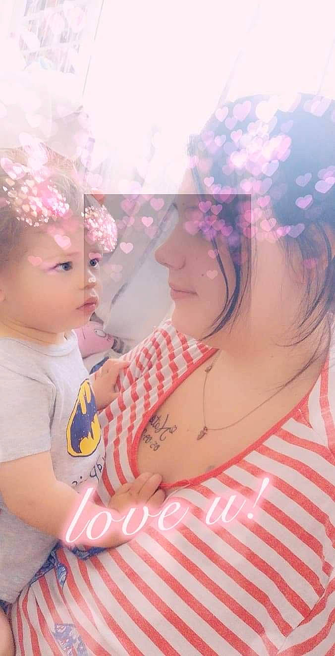 Tyler participe au concours pour gagner de l'argent avec cette photo : child, hair_accessory, person, pink, skin, toddler