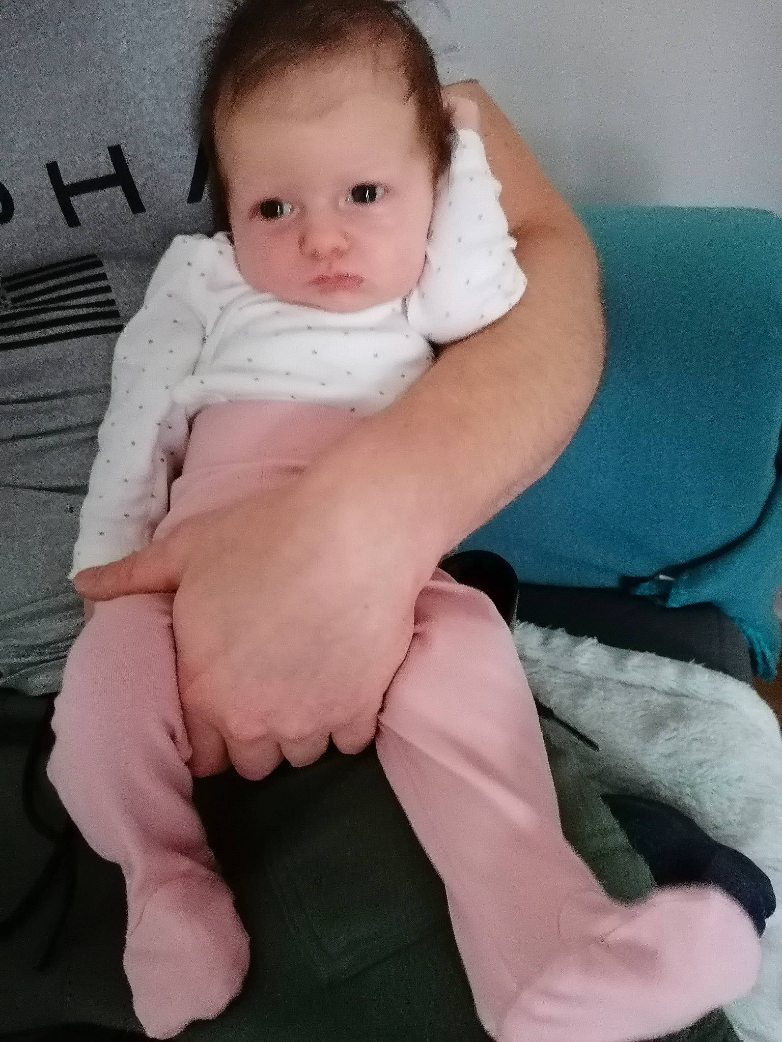 Maëlia participe au concours pour gagner de l'argent avec cette photo : arm, baby, baby_toddler_clothing, cheek, child, finger, hand, leg, person, sitting, skin, sole, thumb, toddler