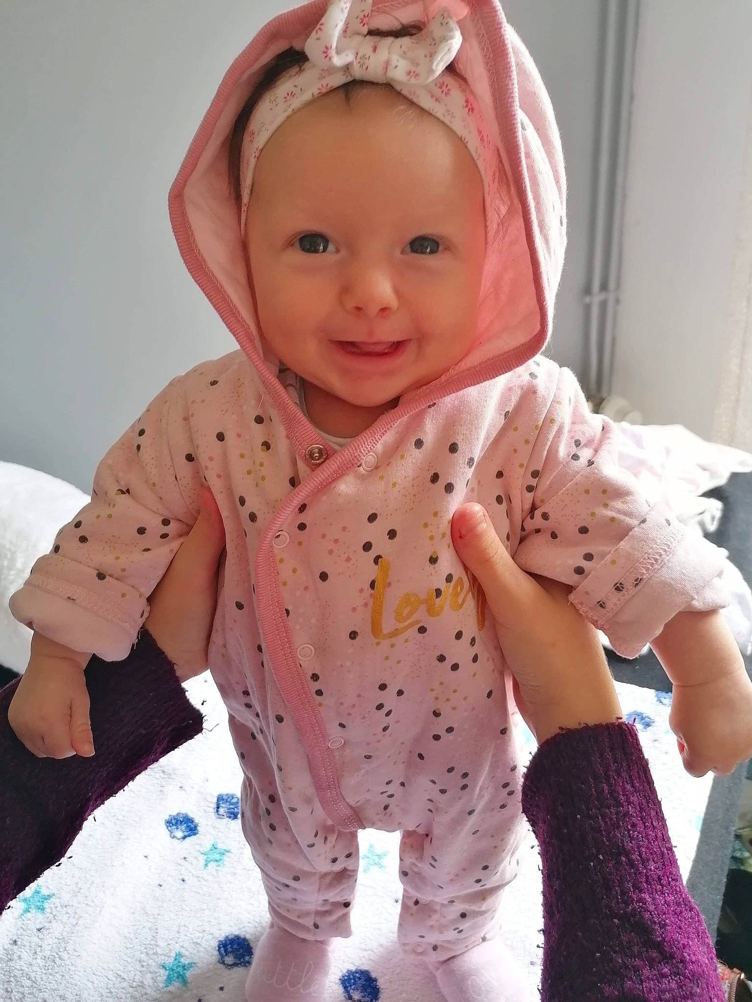 Maëlia participe au concours pour gagner de l'argent avec cette photo : baby, baby_products, baby_toddler_clothing, cheek, child, headwear, hoodie, joy, outerwear, person, pink, product, skin, sleeve, toddler