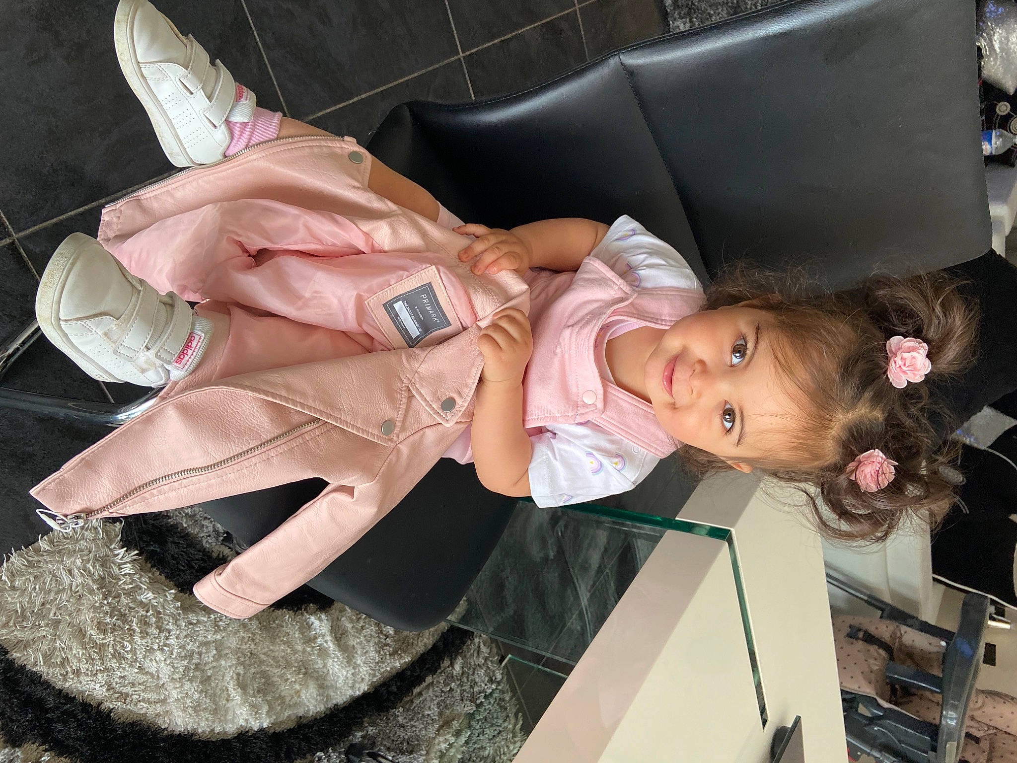 Joulia participe au concours pour gagner de l'argent avec cette photo : baby, baby_products, baby_toddler_clothing, blond, child, dress, fun, human_leg, joy, lap, nail, person, pink, sitting, toddler