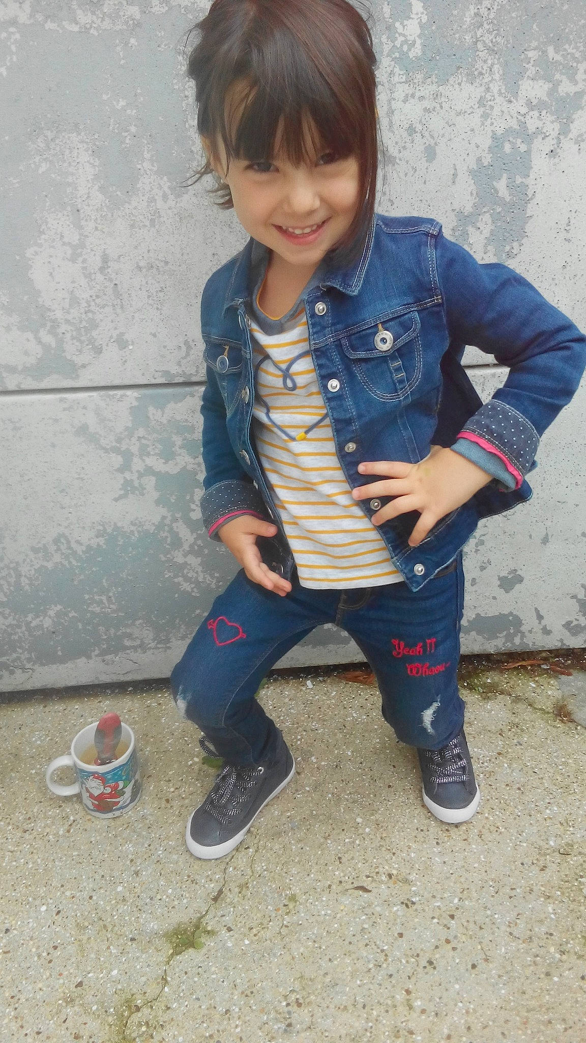 Manon a rejoint le concours — aidez-le/la à gagner de superbes lots ! child, child_model, cool, denim, footwear, jacket, jeans, joy, leg, outerwear, person, play, shoe, sitting, sleeve, t_shirt, textile, toddler