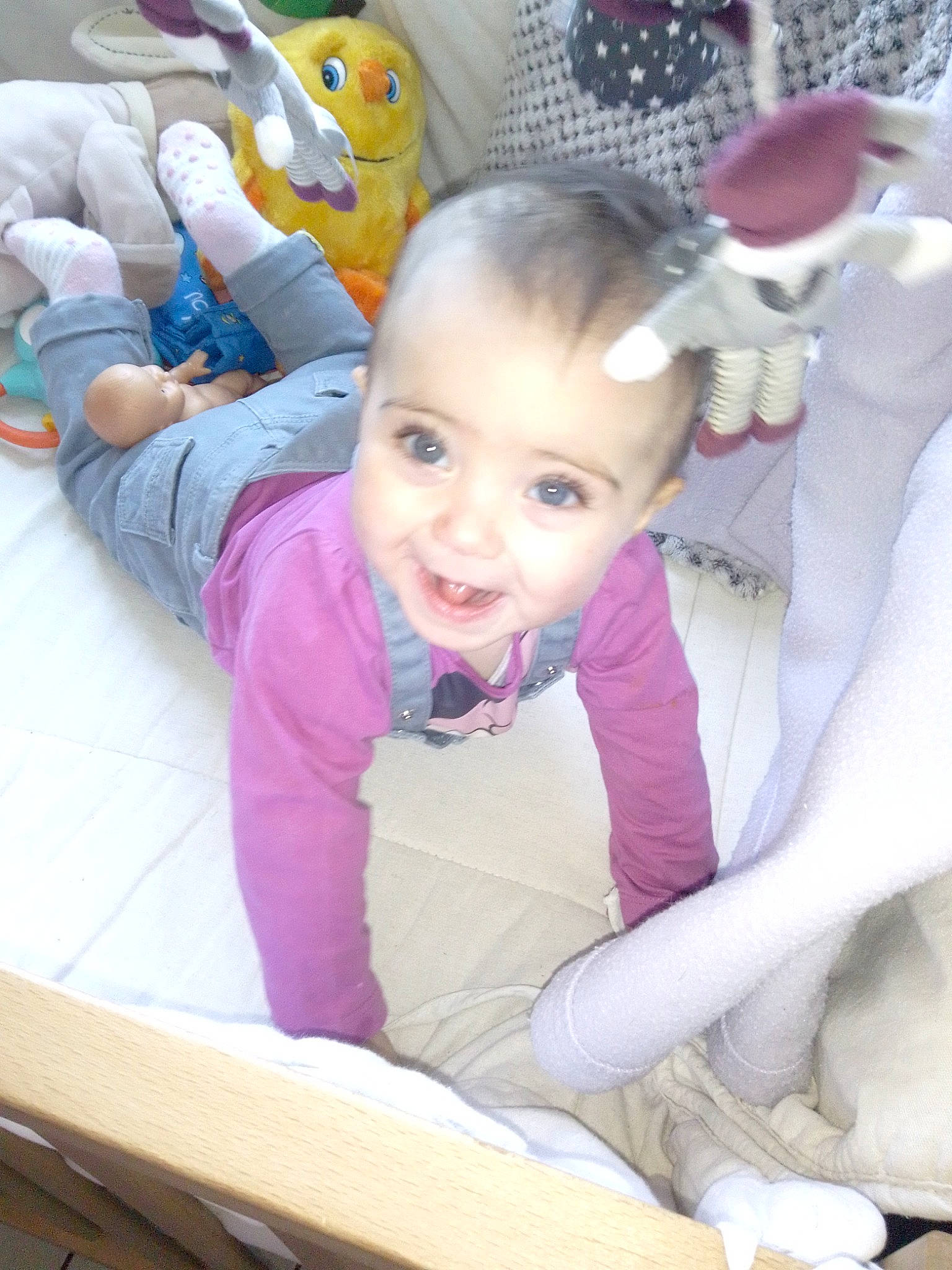 Jade participe au concours pour gagner de l'argent avec cette photo : baby, baby_products, child, ear, fun, happy, leg, nose, person, play, product, skin, smile, toddler, vacation