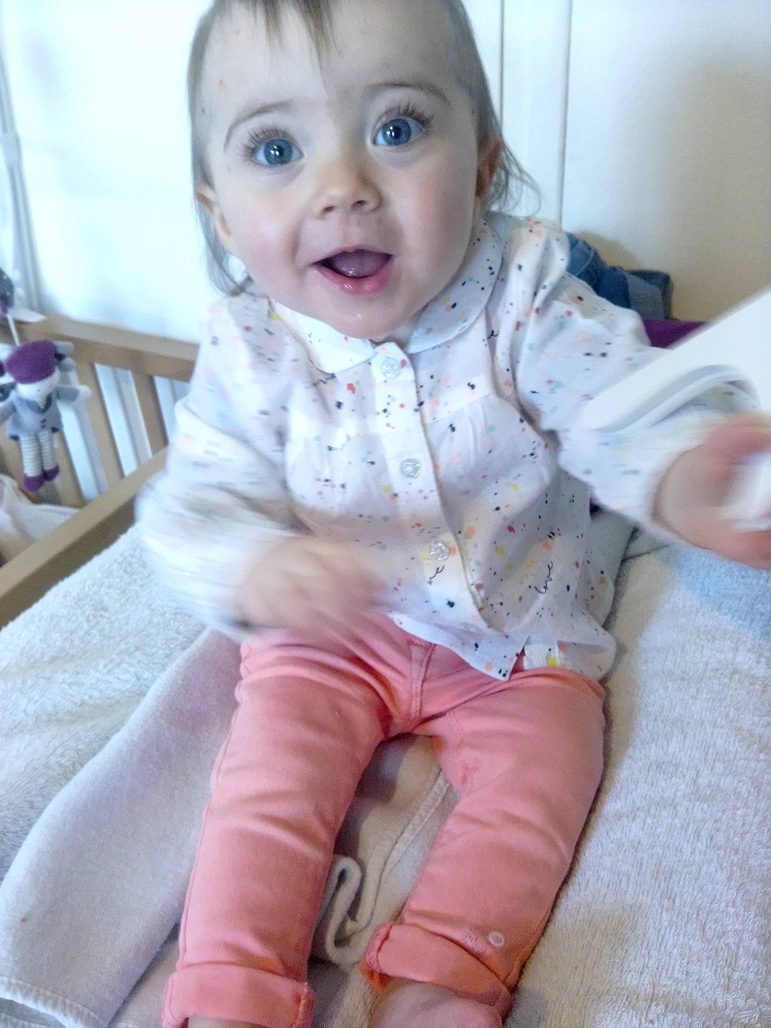 Jade participe au concours pour gagner de l'argent avec cette photo : baby, baby_toddler_clothing, cheek, child, face, facial_expression, head, lip, person, sitting, skin, sleeve, smile, toddler