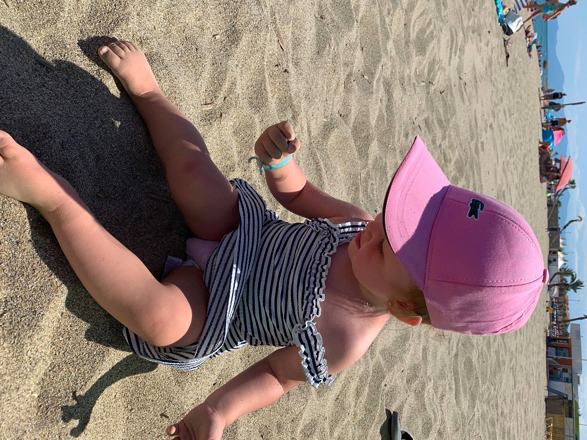 Anaé a rejoint le concours — aidez-le/la à gagner de superbes lots ! barefoot, beach, calf, cool, eyewear, foot, fun, happy, hat, human_leg, knee, leg, leisure, people, person, pink, street_fashion, summer, thigh, waist