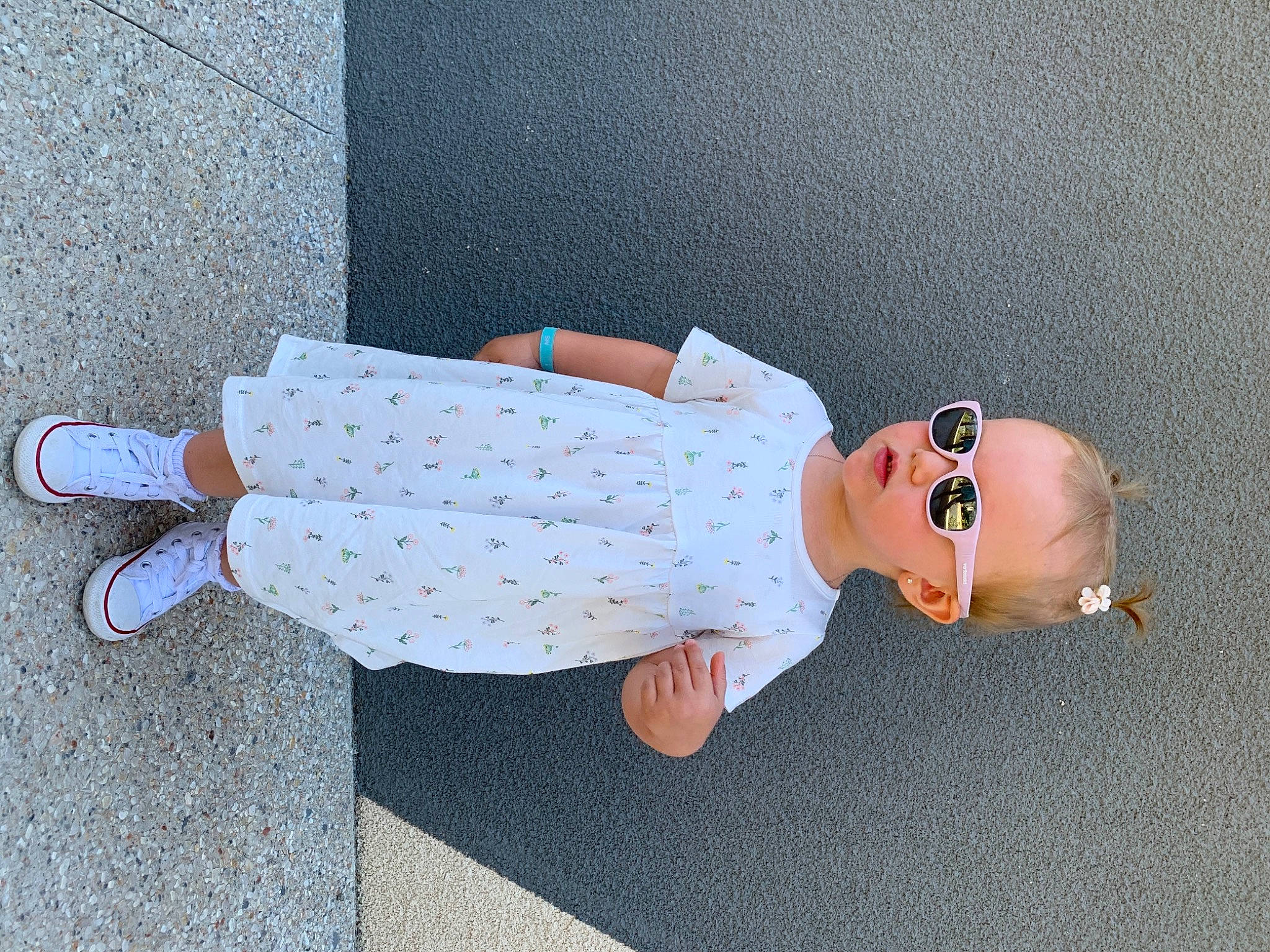 Anaé participe au concours pour gagner de l'argent avec cette photo : arm, baby, baby_toddler_clothing, child, doll, finger, foot, human_leg, joint, knee, leg, pattern, person, sleeve, sock, sunglasses, textile, toddler, toy, walking_shoe