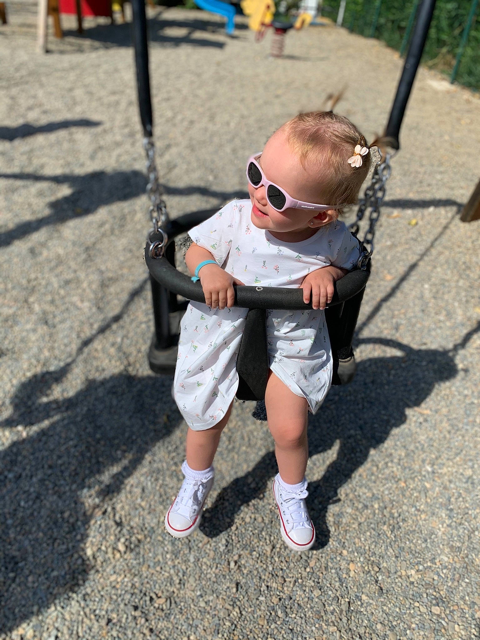 Anaé a rejoint le concours — aidez-le/la à gagner de superbes lots ! baby, city, event, eyewear, fun, happy, hat, leisure, outdoor_play_equipment, person, playground, public_event, recreation, shorts, sleeve, sneakers, sunglasses, swing, t_shirt, toddler
