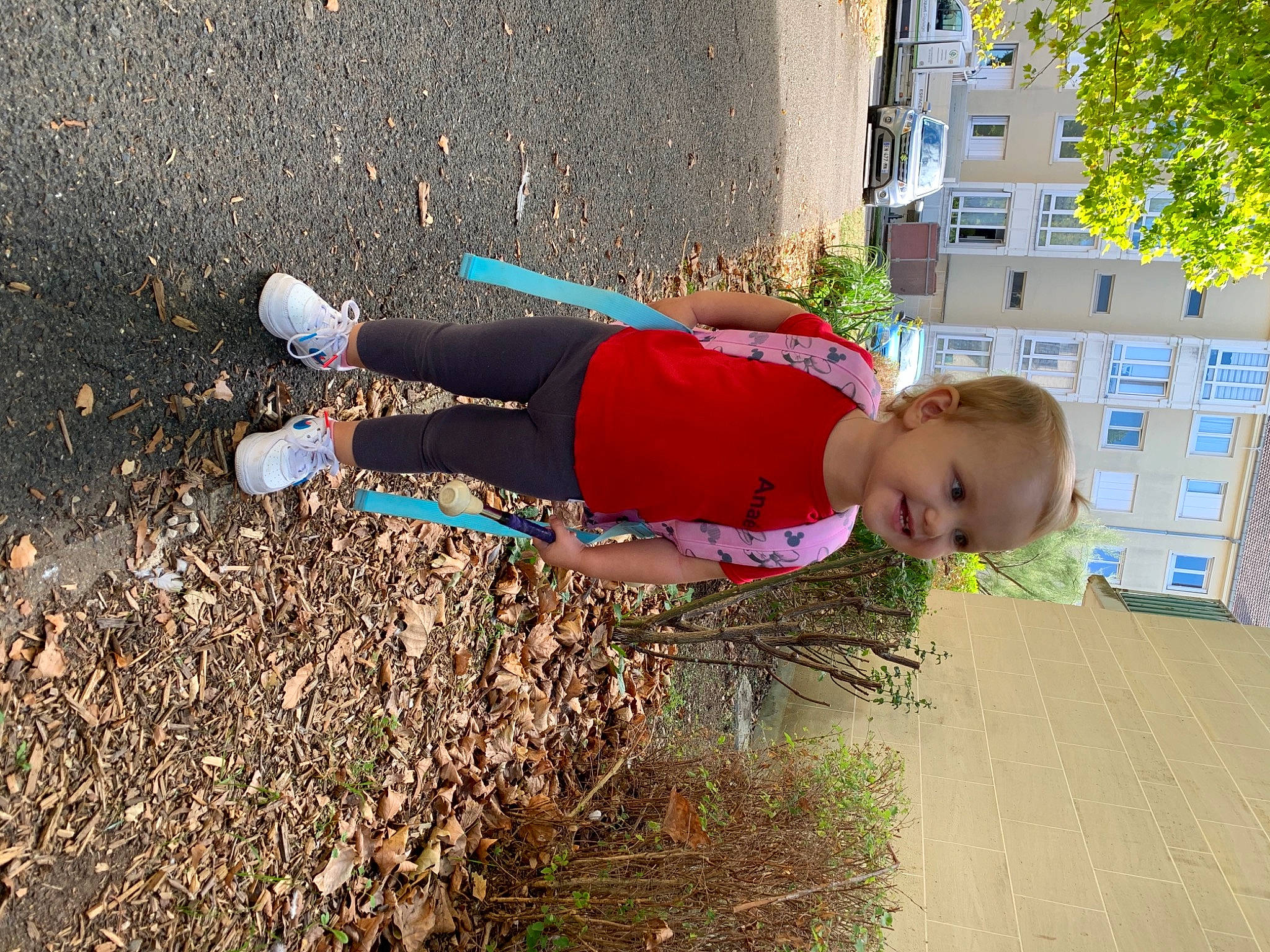 Anaé participe au concours pour gagner de l'argent avec cette photo : asphalt, concrete, fun, garden, grass, human_leg, joy, leisure, pedestrian, people_in_nature, person, plant, play, recreation, road, road_surface, shadow, sidewalk, soil, t_shirt