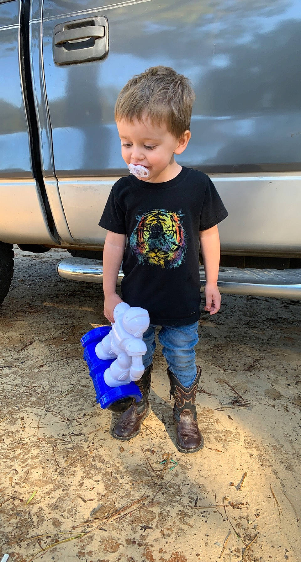 Dallas is registered to the contest to win money with this photo: automotive_exterior, automotive_lighting, automotive_tire, baby_toddler_clothing, bumper, car, child, denim, electric_blue, fun, gas, person, shoe, soil, t_shirt, tire, toddler, vehicle, vehicle_door, wheel