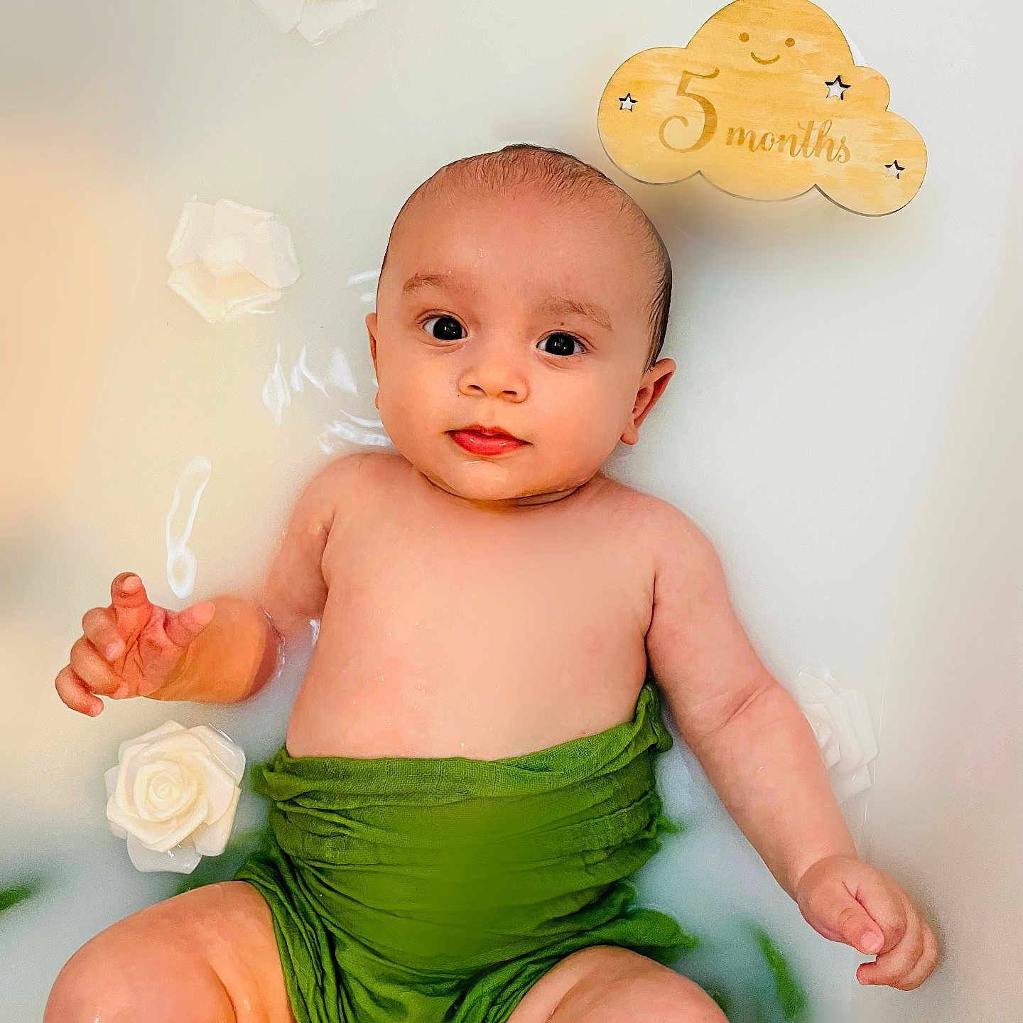 Kélyan participe au concours pour gagner de l'argent avec cette photo : baby, bathing, bathtub, bodypart, clothing, dress, face, finger, flower, hand, happy, head, indoors, person, photography, plant, portrait, sitting, smile, tub