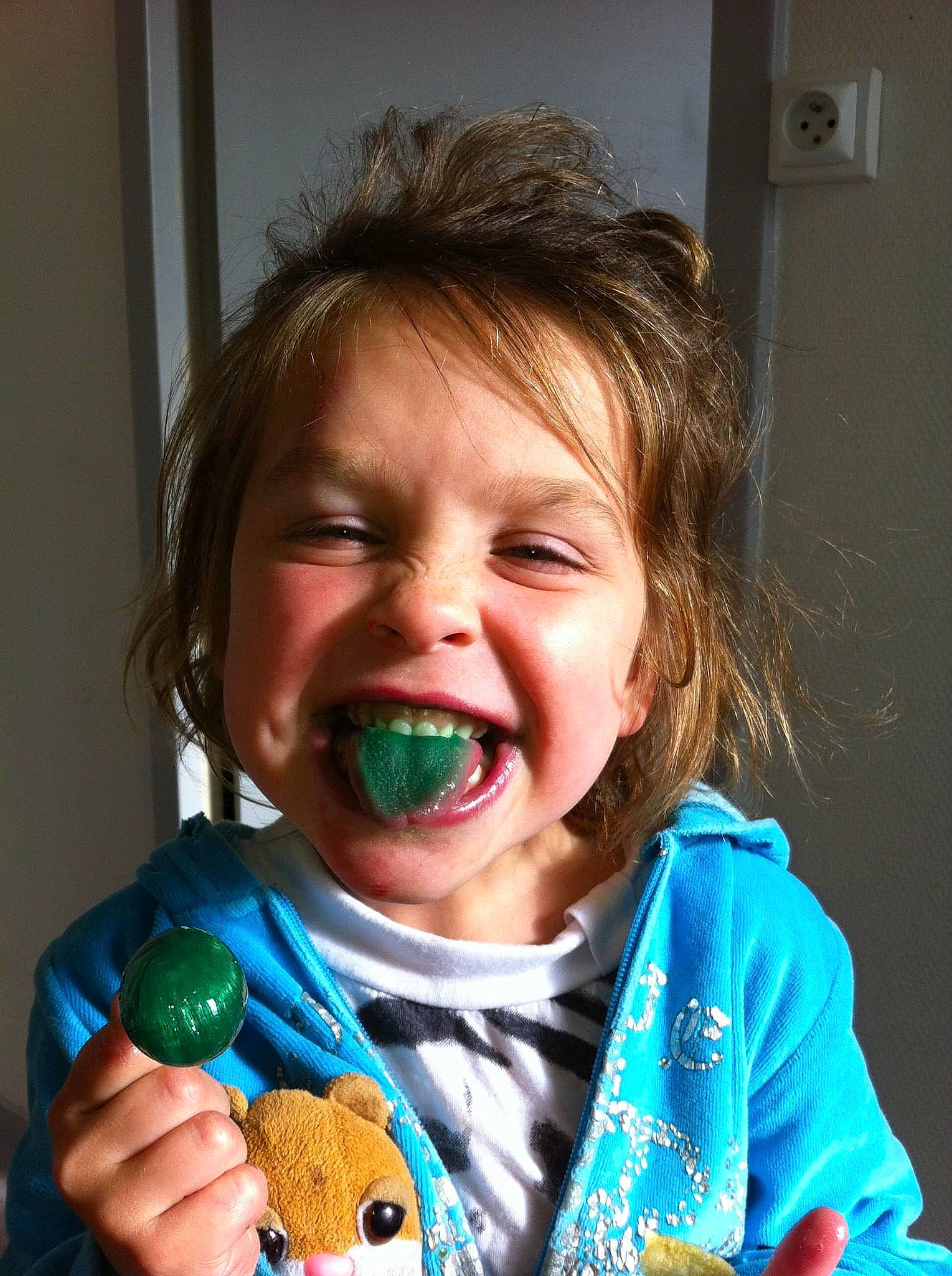 Léna participe au concours pour gagner de l'argent avec cette photo : biting, cheek, face, finger, food, food_craving, fun, gesture, hairstyle, happy, human_body, jaw, joy, lip, lollipop, mouth, neck, nose, person, smile