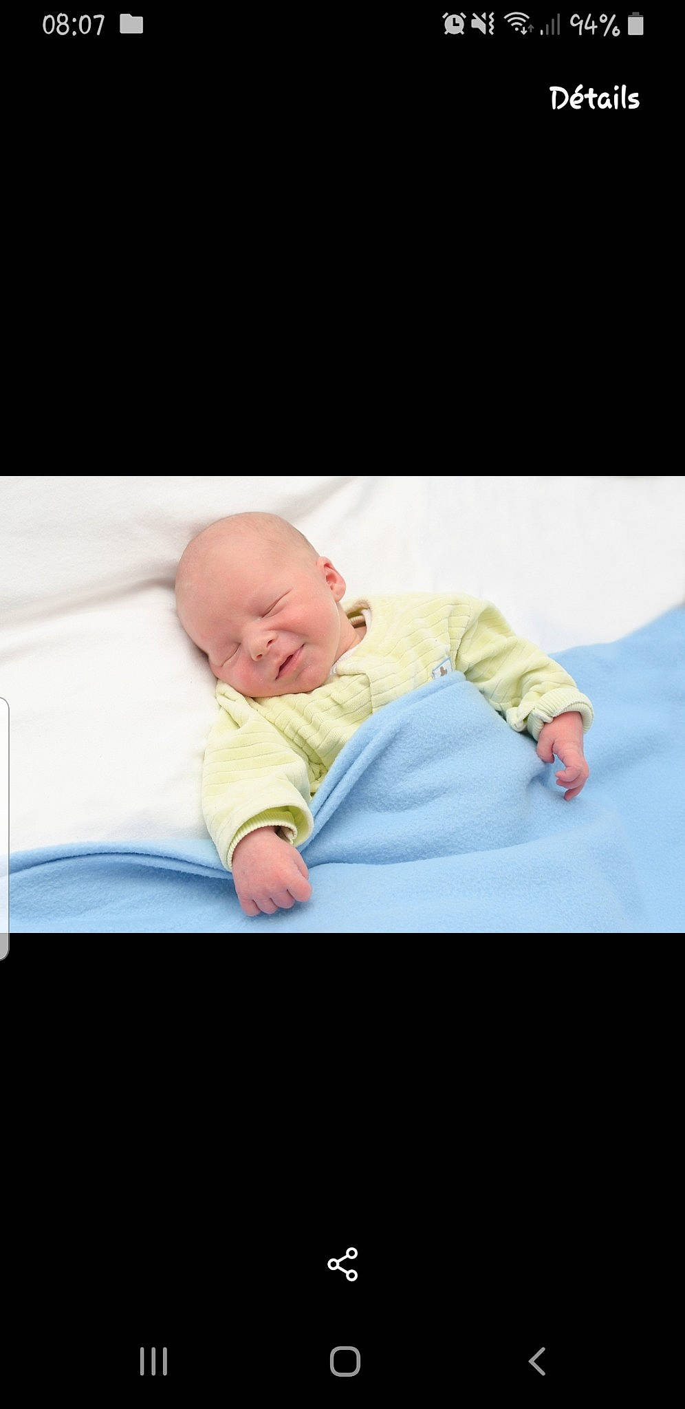 Malo participe au concours pour gagner de l'argent avec cette photo : baby, baby_products, baby_sleeping, baby_toddler_clothing, cheek, child, collar, comfort, flash_photography, font, gesture, grass, happy, linens, person, portrait_photography, room, sitting, sleeve, t_shirt