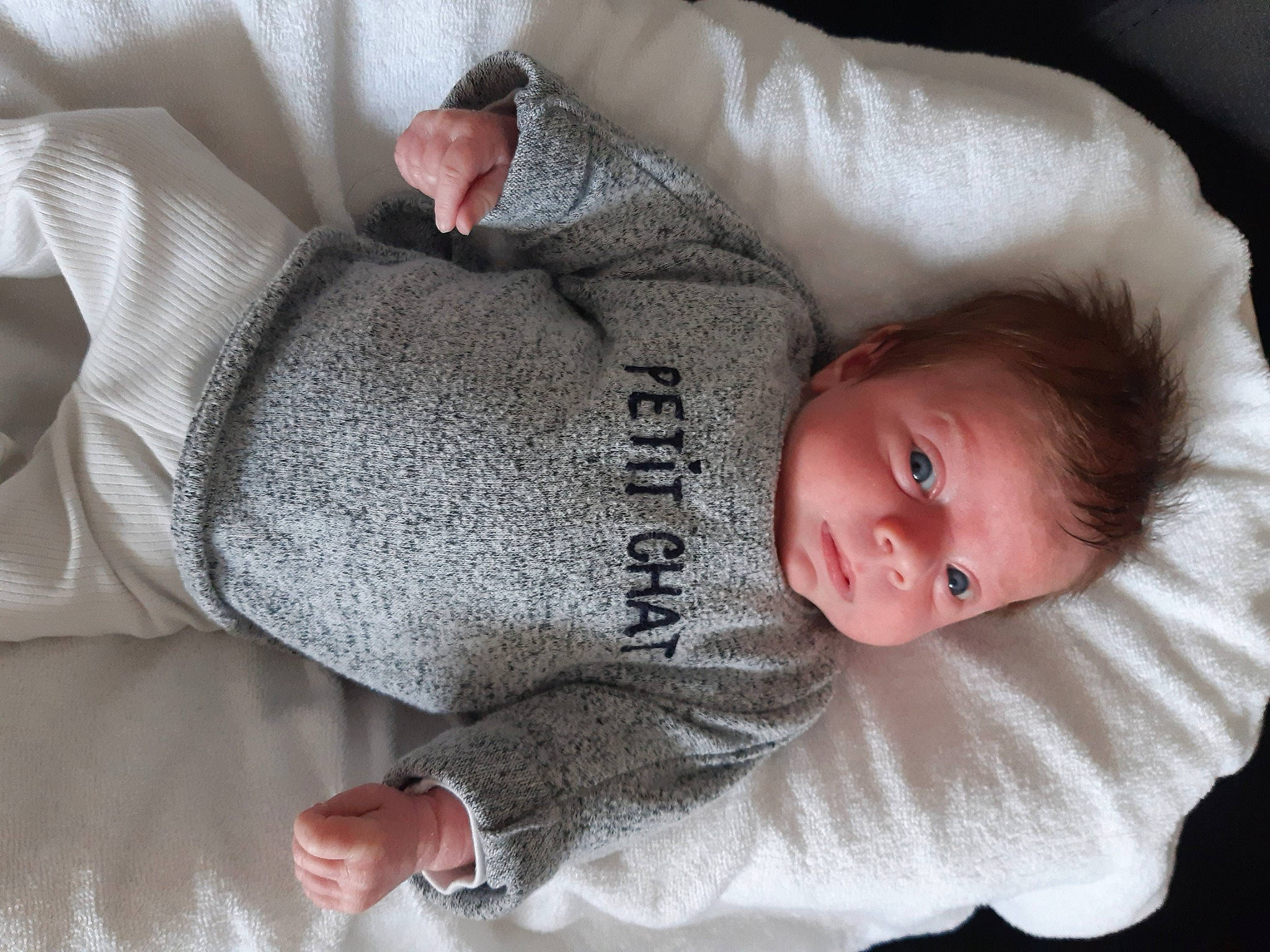 Ava participe au concours pour gagner de l'argent avec cette photo : baby, baby_products, baby_toddler_clothing, cheek, child, comfort, eye, finger, gesture, hand, human_body, leg, mammal, mouth, nose, person, sitting, skin, sleeve, textile